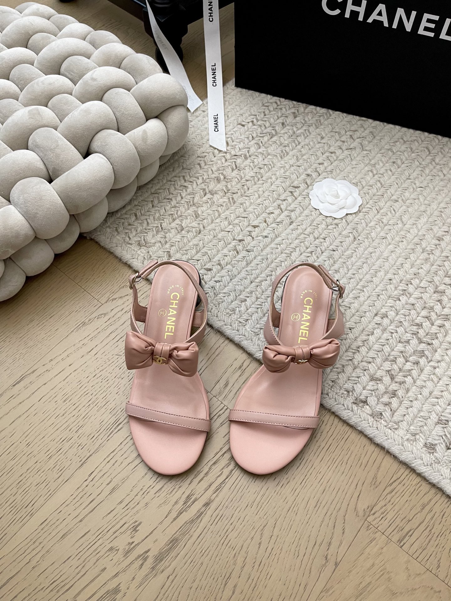 NO:235393,Chanel 25c early spring new bow thick heel sandals!  Top version!  The new spring model is on sale first, the foot is very high, matching items, upper lambskin, footbed sheepskin, genuine leather soles, size 34-41, custom-made, no return or replacement, sandals, chanel, sandals, sheepskin, Leather soles19860909Chanel 25c早春新款蝴蝶结粗跟凉鞋！ 顶级版本！ 春季新款抢先发售 上脚非常显高 搭配单品 鞋面小羊皮 垫脚羊皮 真皮大底 码数34-41 定制不退不换,凉鞋,chanel,sandals,sheepskin,Leather soles,Women's Shoes