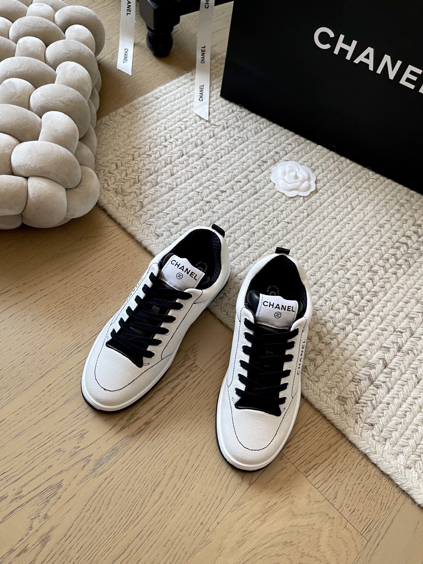 NO:748458,Chanel 25C new early spring sports and casual shoes top version!  Versatile white shoes, suitable for sports and commuting. Embroidered logo on the side is very delicate on the feet. Upper cloth/cowhide. Original non-slip outsole. Size 34-41. Customized. Non-refundable. Casual shoes/sports shoes, chanel, sneakers, cowhide.19860909Chanel 25C早春新款运动休闲鞋 顶级版本！百搭小白鞋 运动通勤都可 侧面刺绣logo 上脚很秀气 鞋面布面/牛皮 原版防滑大底 码数34-41 定制不退不换,休闲鞋/运动鞋,chanel,sneakers,cowhide,Women's Shoes