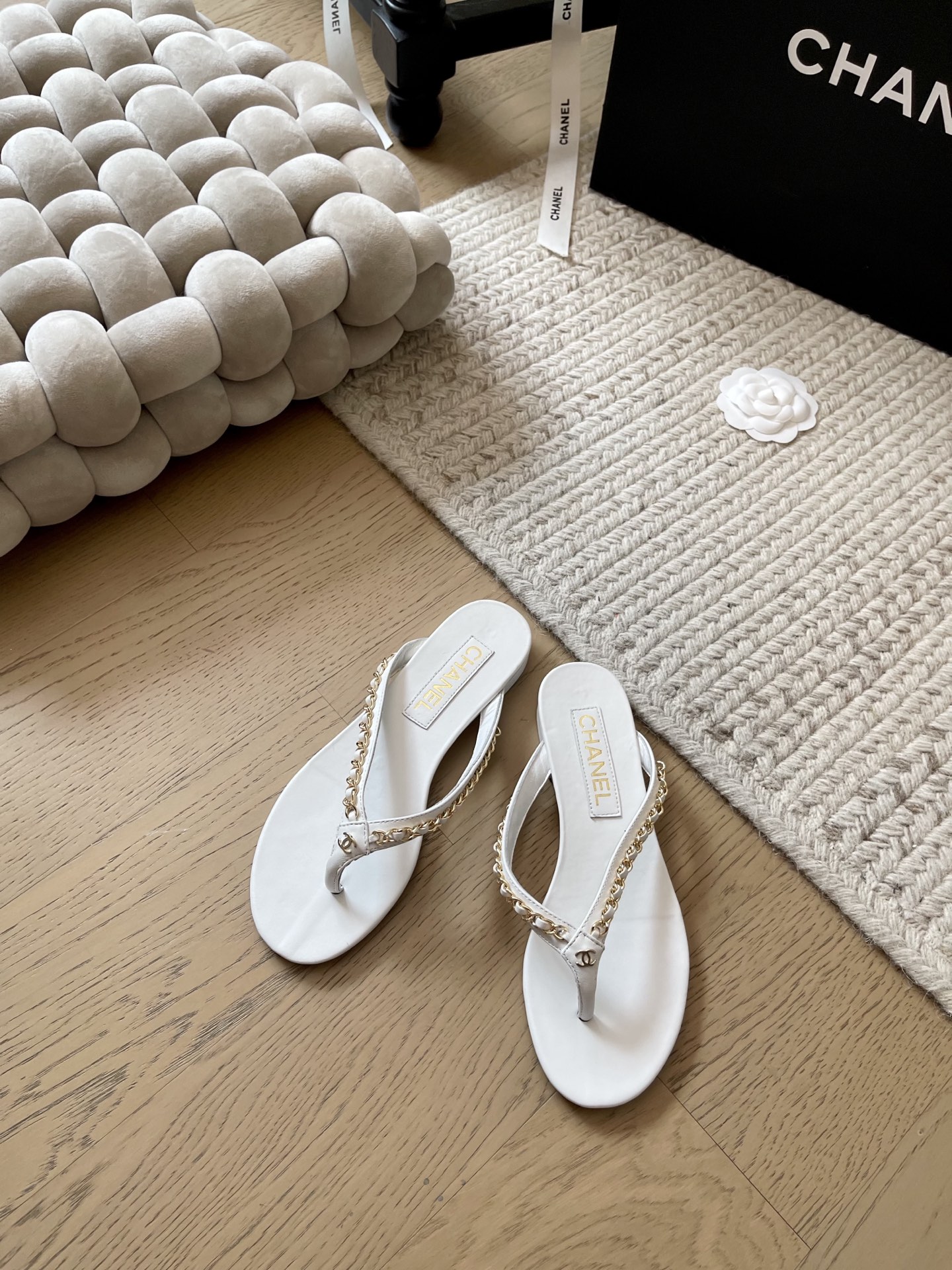 NO:235403,Chanel 25P early spring new flip flop series!  Top version!  Pure leather layout, chain design, classic and beautiful, essential items for spring and summer, original custom sheepskin, footbed sheepskin, genuine leather outsole, size 34-41 Customized non-return or exchange, split-toed shoes, chanel, sheepskin, Leather soles19860909Chanel 25P早春新款人字拖系列！ 顶级版本！纯皮版面 链条设计 经典又好看 春夏必备单品 原版定制羊皮 垫脚羊皮 真皮大底 码数34-41 定制不退不换,分趾鞋,chanel,sheepskin,Leather soles,Women's Shoes