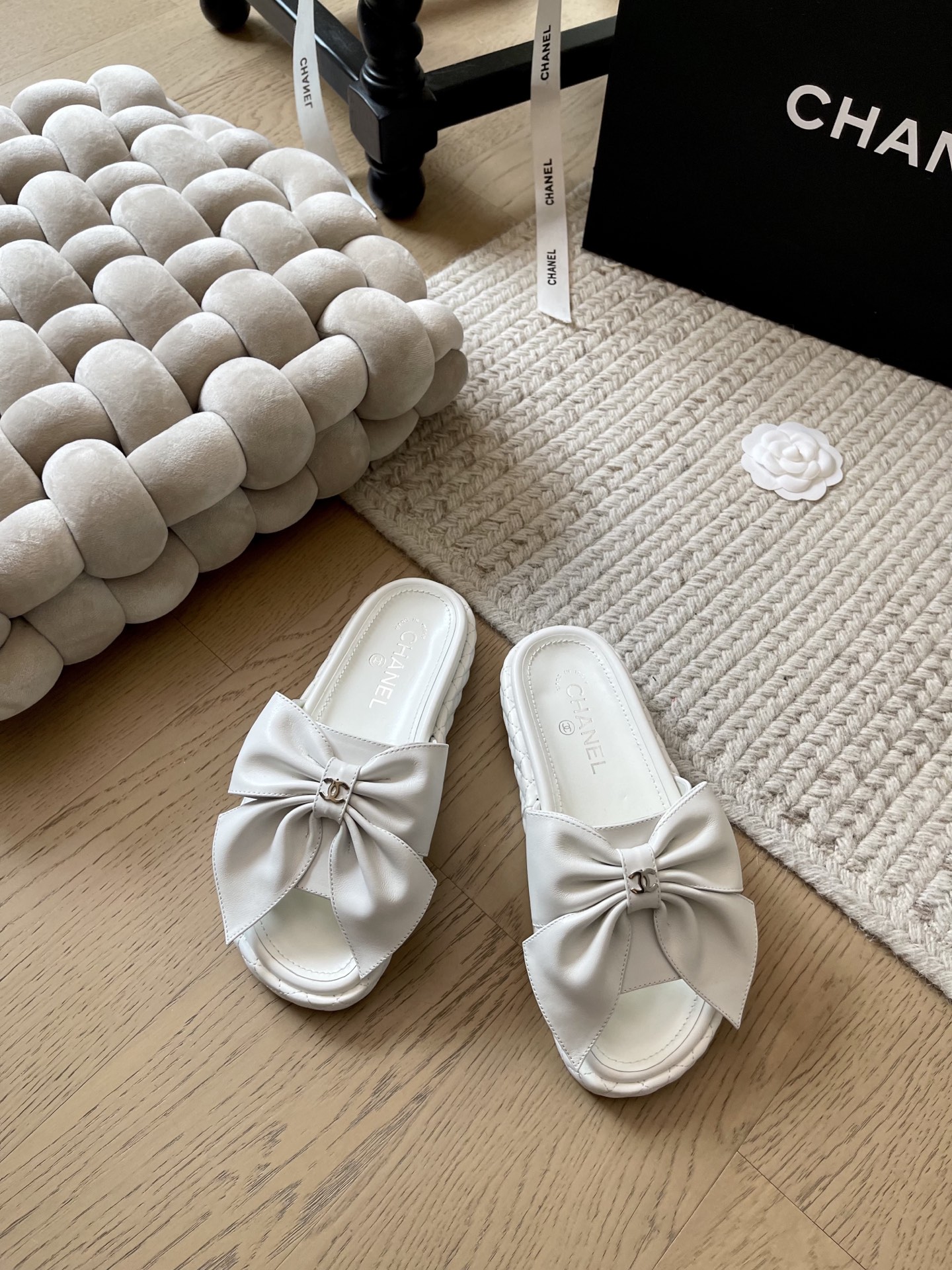 NO:235420,Chanel 25P early spring new bow-soled slippers!  Top version!  All genuine leather, classic and versatile design of bow, upper sheepskin, footbed sheepskin, non-slip sole, size 34-41, custom-made, no return or replacement, slippers, chanel, slippers, sheepskin19860909Chanel 25P早春新款蝴蝶结厚底拖鞋！ 顶级版本！全真皮 蝴蝶结设计经典百搭 鞋面羊皮 垫脚羊皮 防滑大底 码数34-41定制不退不换,拖鞋,chanel,slippers,sheepskin,Women's Shoes