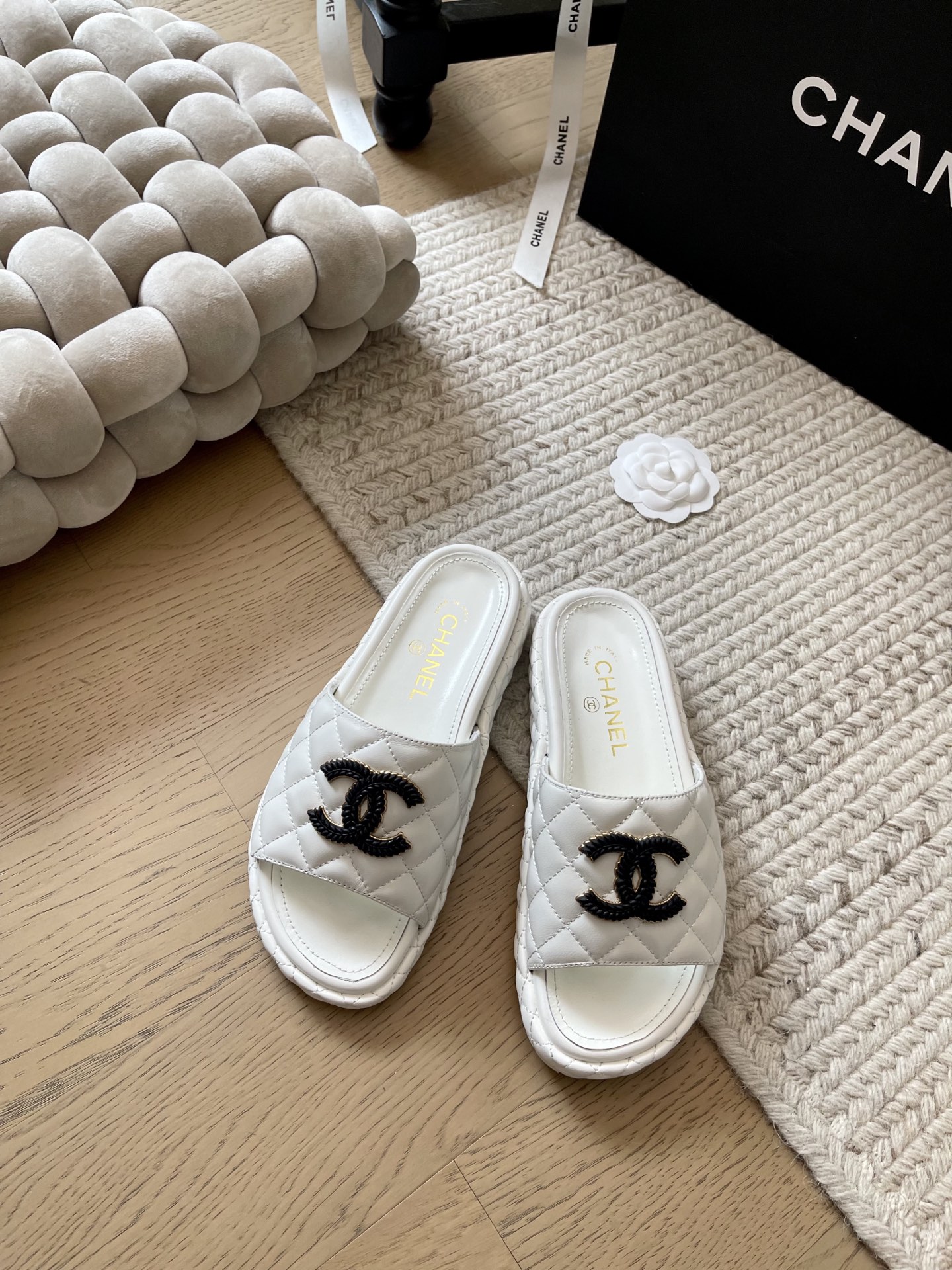 NO:235423,Chanel 25P early spring new diamond-shaped thick-soled slippers!  Top version!  Diamond double C buckle versatile and beautiful, must-have style in summer, upper, original lambskin, footbed sheepskin, original non-slip sole, size 34-41, customized, no return or replacement, slippers, chanel, slippers, sheepskin19860909Chanel 25P早春新款菱格厚底拖鞋！ 顶级版本！菱格双C扣百搭又好看 夏季必入款式 鞋面 原版小羊皮 垫脚羊皮 原版防滑大底 码数34-41 定制不退不换,拖鞋,chanel,slippers,sheepskin,Women's Shoes