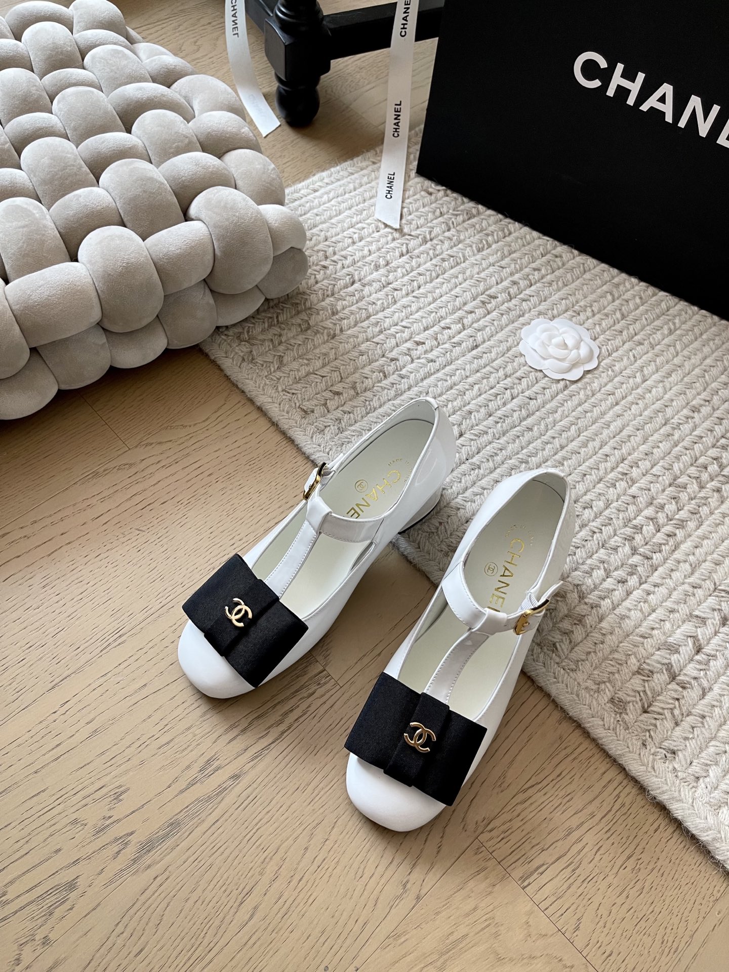 NO:235395,Chanel 25P Early Spring New Bow Mary Jane Heel!  Top version!  Classic bow design, simple and versatile, must-have for spring and summer, original custom-made cow patent leather footbed sheepskin, genuine leather outsole, heel height 6cm, size 34-41 Customized non-return or replacement, sandals, chanel, sandals, mary jane, sheepskin, Leather soles19860909Chanel 25P早春新款蝴蝶结玛丽珍粗跟！ 顶级版本！经典蝴蝶结设计 简单又百搭 春夏必入款 鞋面原版定制牛漆皮 垫脚羊皮 真皮大底 跟高6cm 码数34-41 定制不退不换,凉鞋,chanel,sandals,mary jane,sheepskin,Leather soles,Women's Shoes