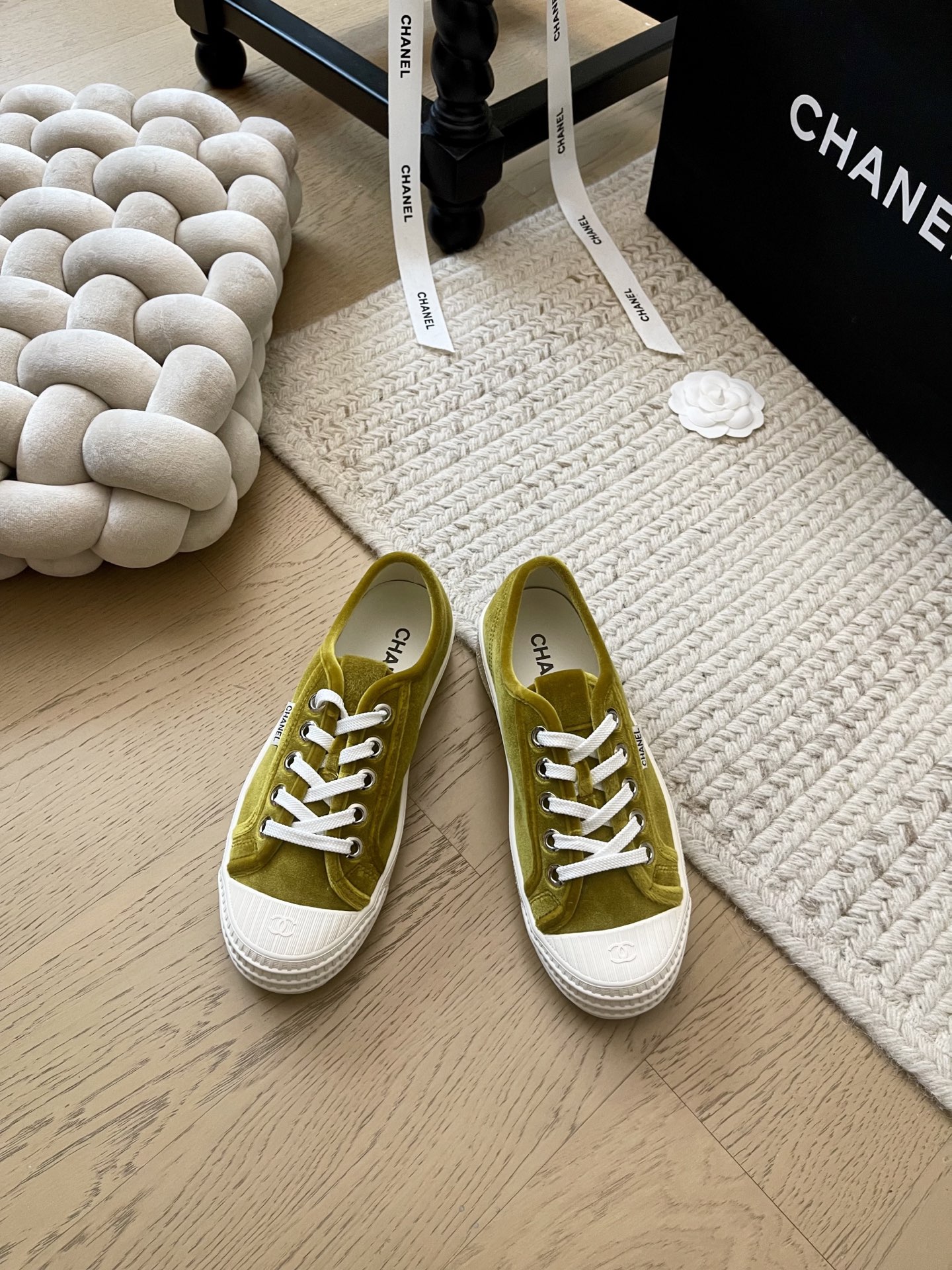 NO:235400,Chanel 25C early spring new casual white shoes!  Top version!  VIP hidden model ~ full of meridian feeling, white shoes are suitable for spring and summer, black and white splicing is very Chanel. It is very retro college-like with socks. Imported velvet on the upper, inner footbed cowhide, size 34-41 Customized, no return or replacement 