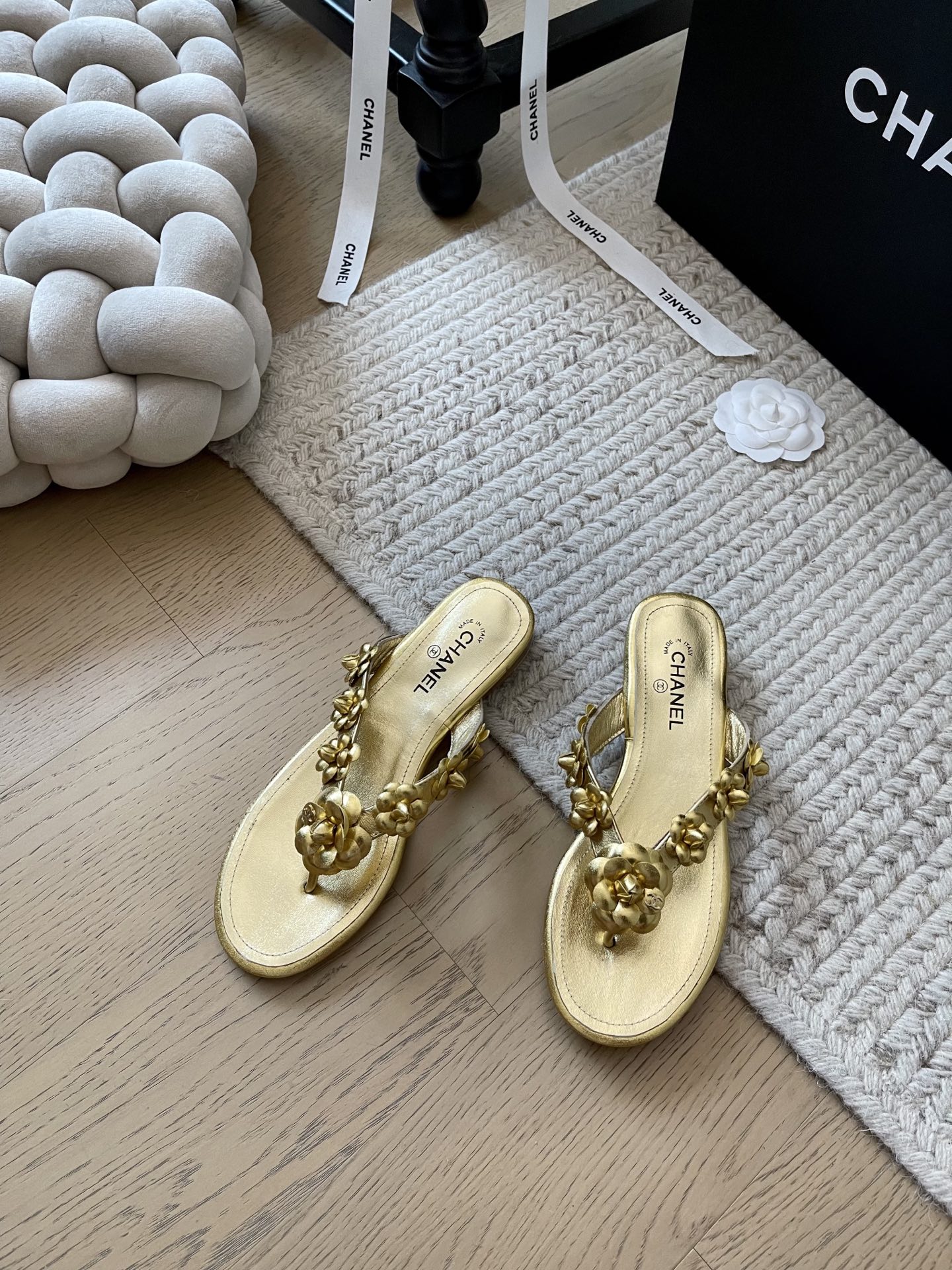 NO:235405,Chanel 25C early spring new camellia sandals series!  Top version!  One of the best looks in the quarter. Heavy Industry Series. Full of high-end style. Must-have for spring and summer matching. The upper is imported lambskin. Floor-upped sheepskin. Genuine leather soles. Size 34-41. Customized non-return and replacement. Split-toe shoes. Chanel, sheepskin, Leather soles.19860909Chanel 25C早春新款山茶花凉拖系列！ 顶级版本！季度最好看之一 重工系列 高级感十足 春夏搭配必备款 鞋面采用进口小羊皮 垫脚羊皮 真皮大底 码数34-41 定制不退换,分趾鞋,chanel,sheepskin,Leather soles,Women's Shoes