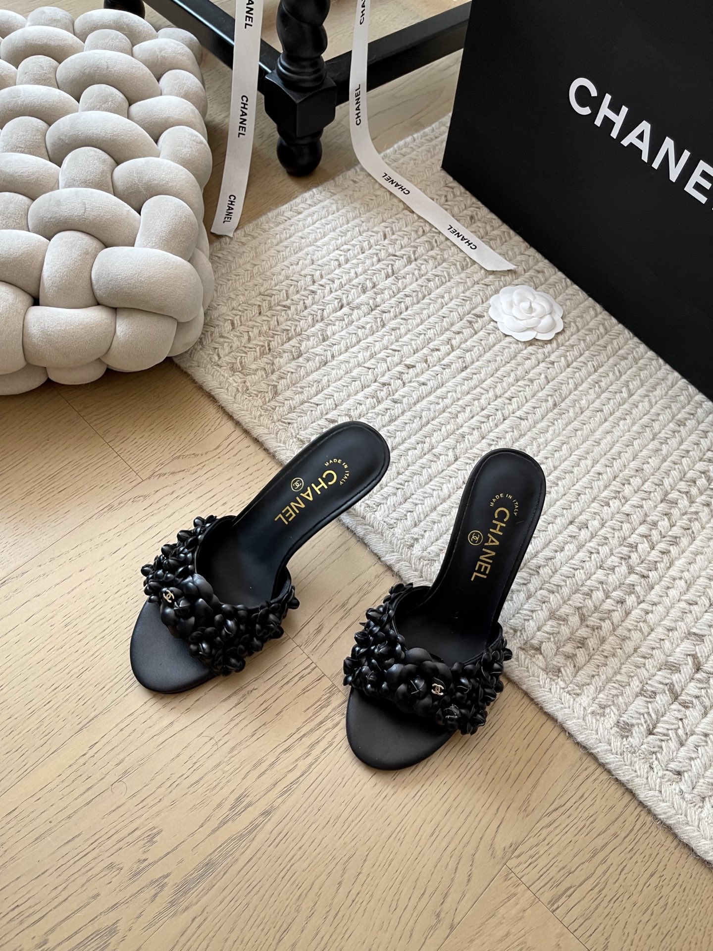 NO:235366,Chanel 25C early spring new camellia sandals series!  Top version!  One of the best looks in the quarter. Heavy Industry Series. Full of high-end style. Must-have for spring and summer matching. The upper is imported lambskin. Floor-upped sheepskin. Genuine leather soles. Size 34-41. Customized non-return and exchange. Single shoes. Chanel, sheepskin, Leather soles.19860909Chanel 25C早春新款山茶花凉拖系列！ 顶级版本！季度最好看之一 重工系列 高级感十足 春夏搭配必备款 鞋面采用进口小羊皮 垫脚羊皮 真皮大底 码数34-41 定制不退换,单鞋,chanel,sheepskin,Leather soles,Women's Shoes