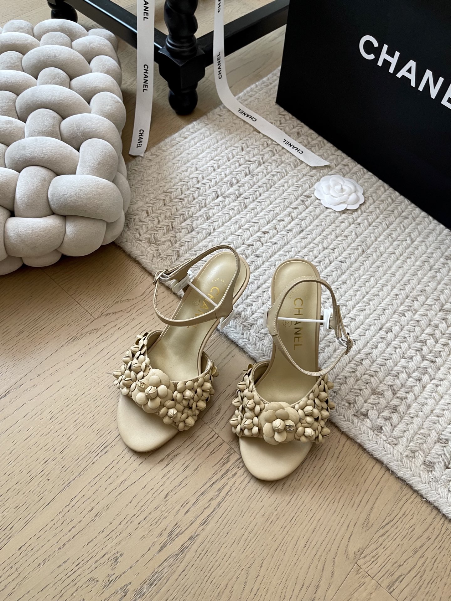 NO:235399,Chanel 25C early spring new camellia sandals series!  Top version!  One of the best looks in the quarter. Heavy Industry Series. Full of high-end style. Must-have for spring and summer matching. The upper is imported lambskin. Floor-upped sheepskin. Genuine leather soles. Size 34-41. Customized non-return and exchange. Sandals, chanel, sandals, sheepskin, Leather soles.19860909Chanel 25C早春新款山茶花凉拖系列！ 顶级版本！季度最好看之一 重工系列 高级感十足 春夏搭配必备款 鞋面采用进口小羊皮 垫脚羊皮 真皮大底 码数34-41 定制不退换,凉鞋,chanel,sandals,sheepskin,Leather soles,Women's Shoes