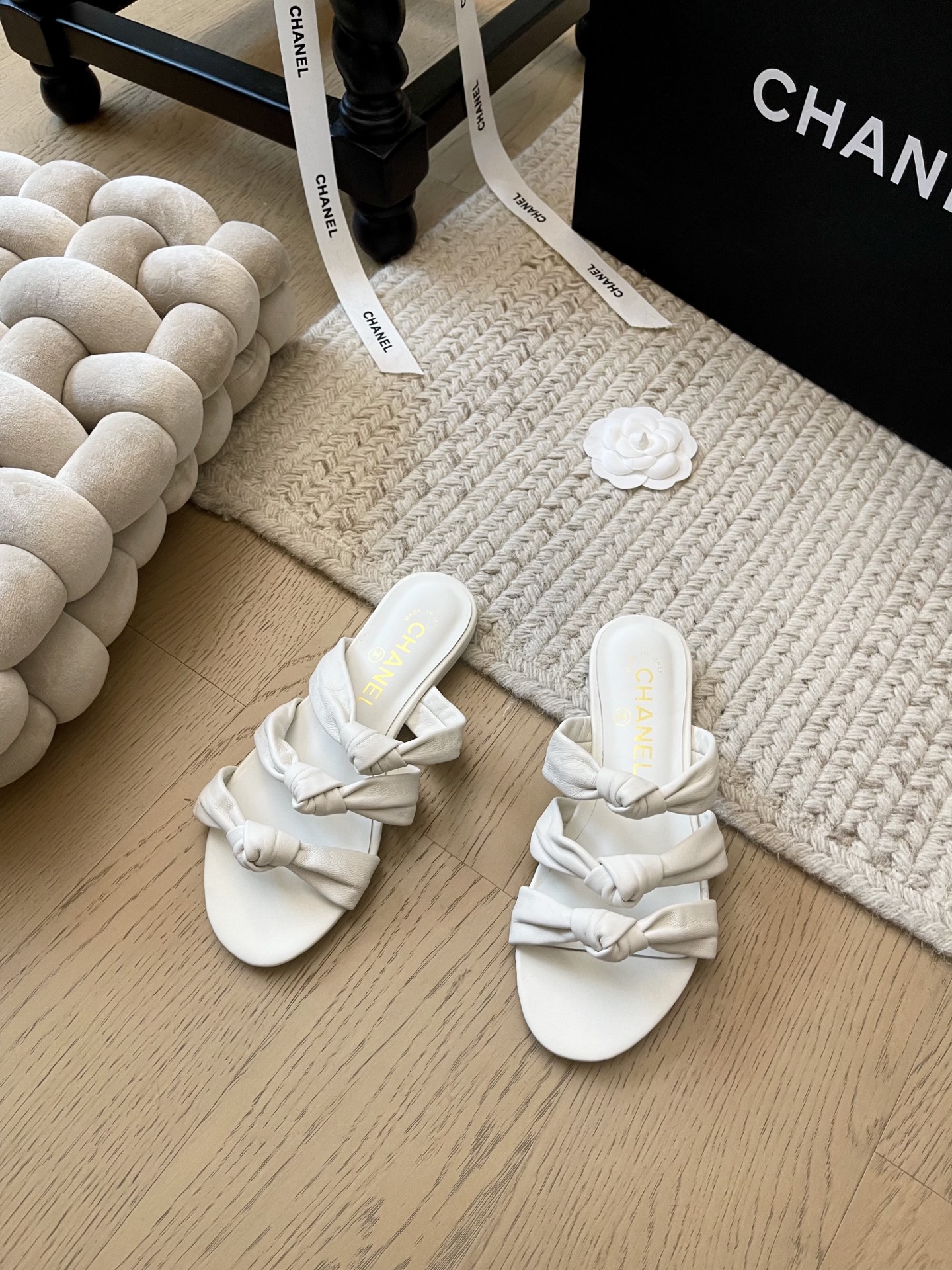 NO:235372,P-leather Chanel 25C early spring new slipper series!  Top version!  The shoes of this season are very good-looking. The upper is very soft. It won't be tied at all. The contrasting color style is very beautiful in summer. The upper is cowhide, footbed sheepskin, genuine leather soles. Size 34-41. Customized, non-return or replacement. Single shoes, chanel, slippers, cowhide, sheepskin, Leather soles19860909P皮面 Chanel 25C早春新款拖鞋系列！ 顶级版本！这一季的鞋子非常好看 鞋面非常软 上脚一点都不会勒脚 撞色款夏天非常美 鞋面牛皮 垫脚羊皮 真皮大底 码数34-41 定制不退不换,单鞋,chanel,slippers,cowhide,sheepskin,Leather soles,Women's Shoes