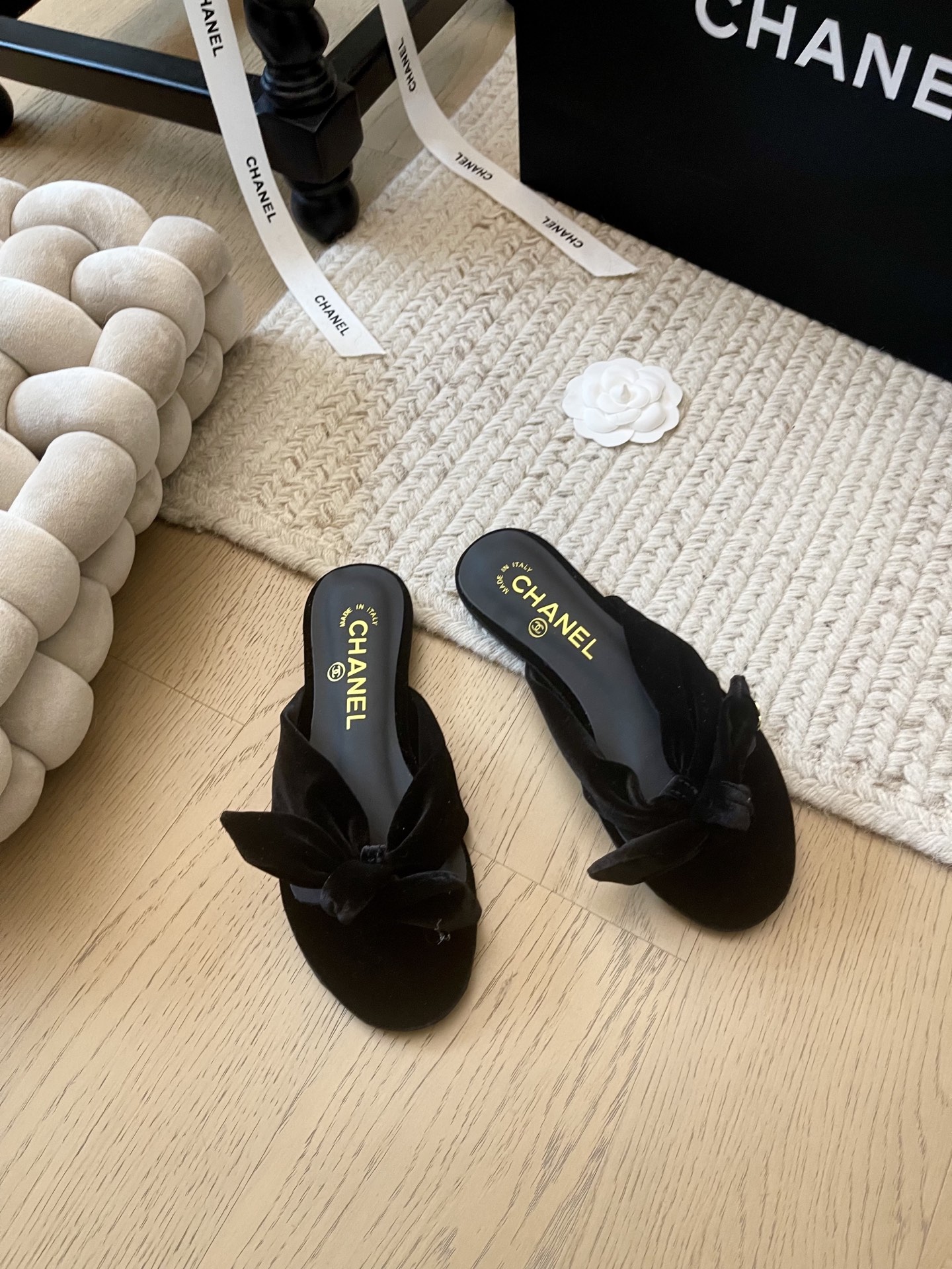 NO:235375,P-velvet cloth Chanel 25C early spring new slipper series!  Top version!  The shoes of this season are very good-looking. The upper is very soft. It won't be tied at all. The contrasting color style is very beautiful in summer. The upper is cowhide, footbed sheepskin, genuine leather soles. Size 34-41. Customized, non-return or replacement. Single shoes, chanel, slippers, cowhide, sheepskin, Leather soles19860909P绒布 Chanel 25C早春新款拖鞋系列！ 顶级版本！这一季的鞋子非常好看 鞋面非常软 上脚一点都不会勒脚 撞色款夏天非常美 鞋面牛皮 垫脚羊皮 真皮大底 码数34-41 定制不退不换,单鞋,chanel,slippers,cowhide,sheepskin,Leather soles,Women's Shoes