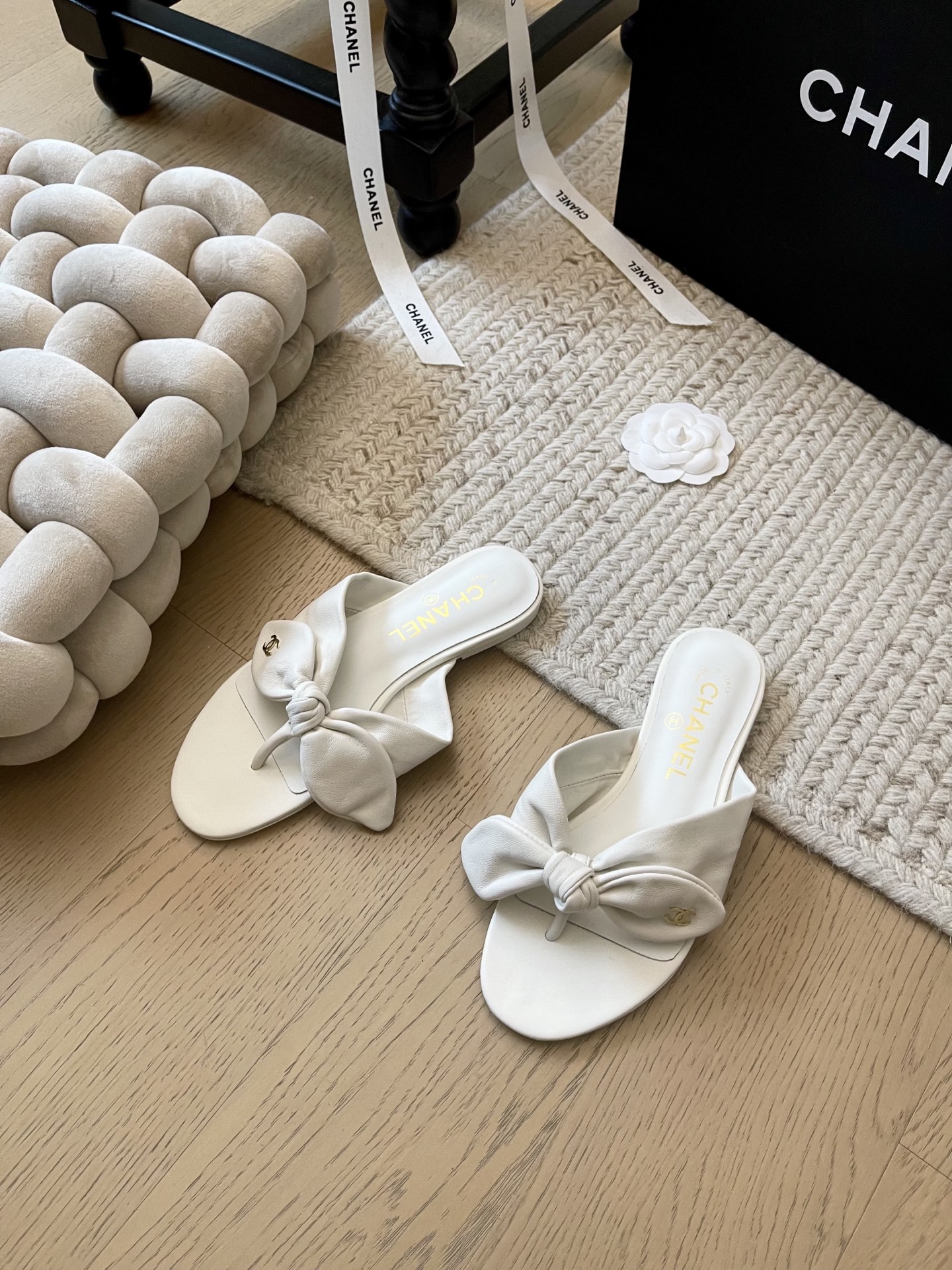 NO:235377,P-leather Chanel 25C early spring new slipper series!  Top version!  The shoes of this season are very good-looking. The upper is very soft. It won't be tied at all. The contrasting color style is very beautiful in summer. The upper is cowhide, footbed sheepskin, genuine leather sole. Size 34-41. Customized, non-return or replacement. Single shoes, chanel, slippers, cowhide, sheepskin, Leather soles19860909P皮面 Chanel 25C早春新款拖鞋系列！ 顶级版本！这一季的鞋子非常好看 鞋面非常软 上脚一点都不会勒脚 撞色款夏天非常美 鞋面牛皮 垫脚羊皮 真皮大底 码数34-41 定制不退不换,单鞋,chanel,slippers,cowhide,sheepskin,Leather soles,Women's Shoes