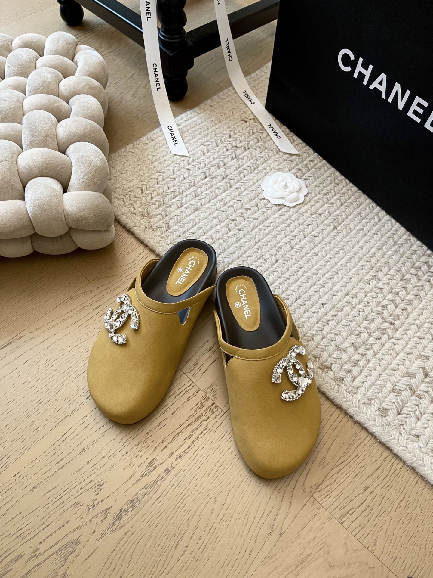 NO:235387,P-leather Chanel 25C early spring new thick-soled bag-toe slippers!  Top version!  One foot pedal is very convenient. The classic color and diamond surface design are very eye-catching. The original mold opening drill buckle on the upper, the foot pad sheepskin, anti-slip sole. Size 34-41. Customized, non-returning, semi-torque, chanel, slippers, sheepskin19860909P皮面 Chanel 25C早春新款厚底包头拖鞋！ 顶级版本！一脚蹬非常方便 经典颜色搭配钻面设计非常亮眼 鞋面原版开模钻扣 垫脚羊皮 防滑大底 码数34-41 定制不退不换,半拖,chanel,slippers,sheepskin,Women's Shoes