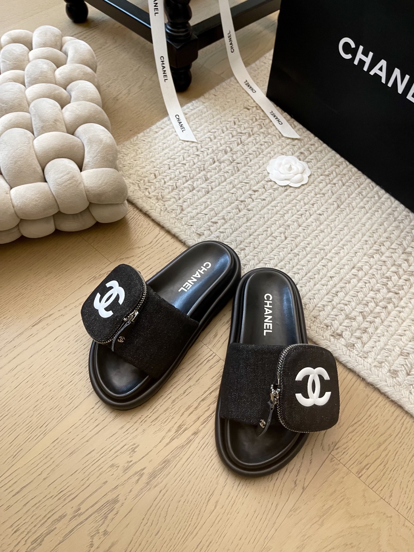 NO:235379,Chanel 25C early spring new Mier schoolbag buckle slippers!  Top version!  Thick bottom design, height-enhancing and beautiful, thick bottom 3cm, a must-have for daily matching!  Upper beef cloth, footbed sheepskin original non-slip sole size 34-41 Customized non-return or replacement, single shoes, chanel, slippers, sheepskin19860909Chanel 25C早春新款蜜儿书包扣拖鞋！ 顶级版本！厚底款设计 增高又好看 厚底3cm 日常搭配必备款！ 鞋面牛子布 垫脚羊皮 原版防滑大底 码数34-41 定制不退不换,单鞋,chanel,slippers,sheepskin,Women's Shoes