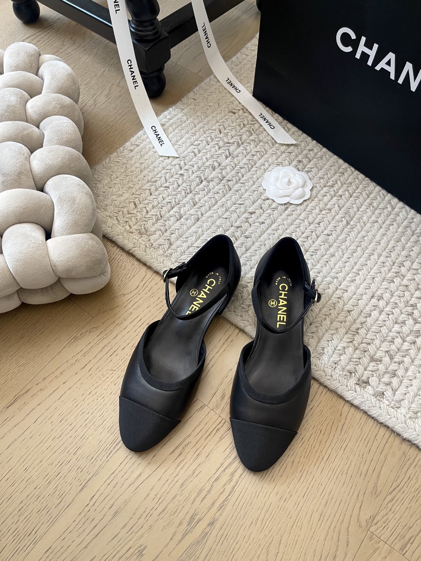 NO:235384,Chanel 25C early spring new Mary Jane single shoes!  Top version!  Weeds are planted at first sight. You can do commuting and exercise. Must-have items. Upper sheepskin footbed sheepskin genuine leather outsole heel height 2cm size 34-41 Customized non-return or replacement, single shoes, chanel, mary jane, sheepskin, Leather soles19860909Chanel 25C早春新款玛丽珍单鞋！ 顶级版本！第一眼就被种草啦 通勤运动都可 搭配必备单品 鞋面羊皮 垫脚羊皮 真皮大底 跟高2cm 码数34-41 定制不退不换,单鞋,chanel,mary jane,sheepskin,Leather soles,Women's Shoes