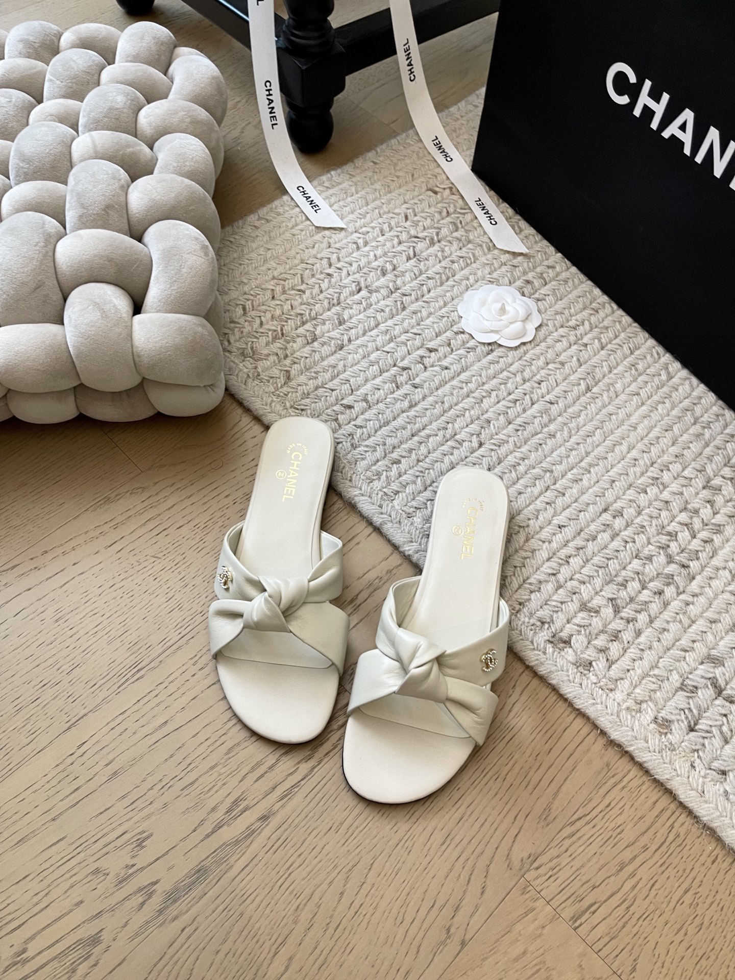 NO:235381,Chanel 25C early spring flat slipper series!  Top version!  The shoes of this season are all very beautiful. Upper cowhide, footbed sheepskin, genuine leather sole, size 34-41 Customized, no return or replacement, single shoes, chanel, slippers, cowhide, sheepskin, Leather soles19860909Chanel 25C早春平底拖鞋系列！ 顶级版本！这一季的鞋子都非常好看呀 鞋面牛皮 垫脚羊皮 真皮大底 码数34-41 定制不退不换,单鞋,chanel,slippers,cowhide,sheepskin,Leather soles,Women's Shoes