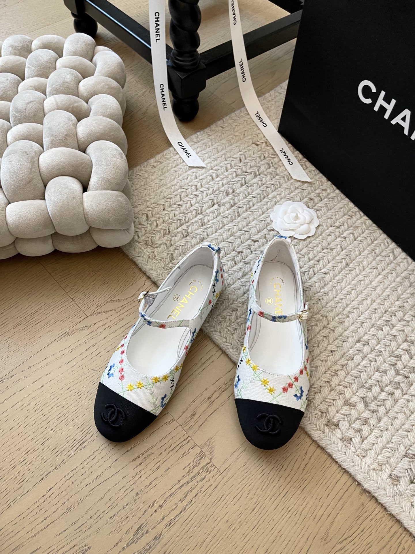 NO:235382,Chanel 25C early spring new Mary Jane single shoes!  Top version!  The most beautiful Mary Jane series is very comfortable and beautiful on the feet. Canvas/embroidery. Foot-up. Sheepskin. Genuine leather soles. Size 34-41. Customized. No return or replacement. Mary Jane. Chanel. Mary Jane. Sheepskin. Leather soles.19860909Chanel 25C早春新款玛丽珍单鞋！ 顶级版本！抢先发售 最美玛丽珍系列 上脚非常舒服好看 鞋面帆布/刺绣 垫脚羊皮 真皮大底 码数34-41 定制不退不换,玛丽珍,chanel,mary jane,sheepskin,Leather soles,Women's Shoes