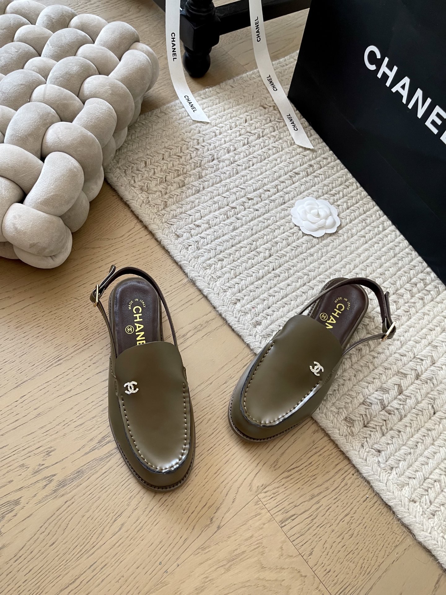 NO:229649,Chanel 25C early spring new loafers series!  Top version!  If you want high-quality products, please come to me. This year's loafer design is very good. Upper cowhide, inner sheepskin, original leather outsole. Size 34-41. Customized, no return or replacement, casual shoes/sports shoes, chanel, loafers, sneakers, cowhide, sheepskin, Leather soles19860909Chanel 25C早春新款乐福鞋系列！ 顶级版本！ 对版货要高货的找我 今年的乐福鞋设计非常好看 鞋面牛皮 内里羊皮 原版真皮大底 码数34-41 定制不退不换,休闲鞋/运动鞋,chanel,loafers,sneakers,cowhide,sheepskin,Leather soles,Women's Shoes