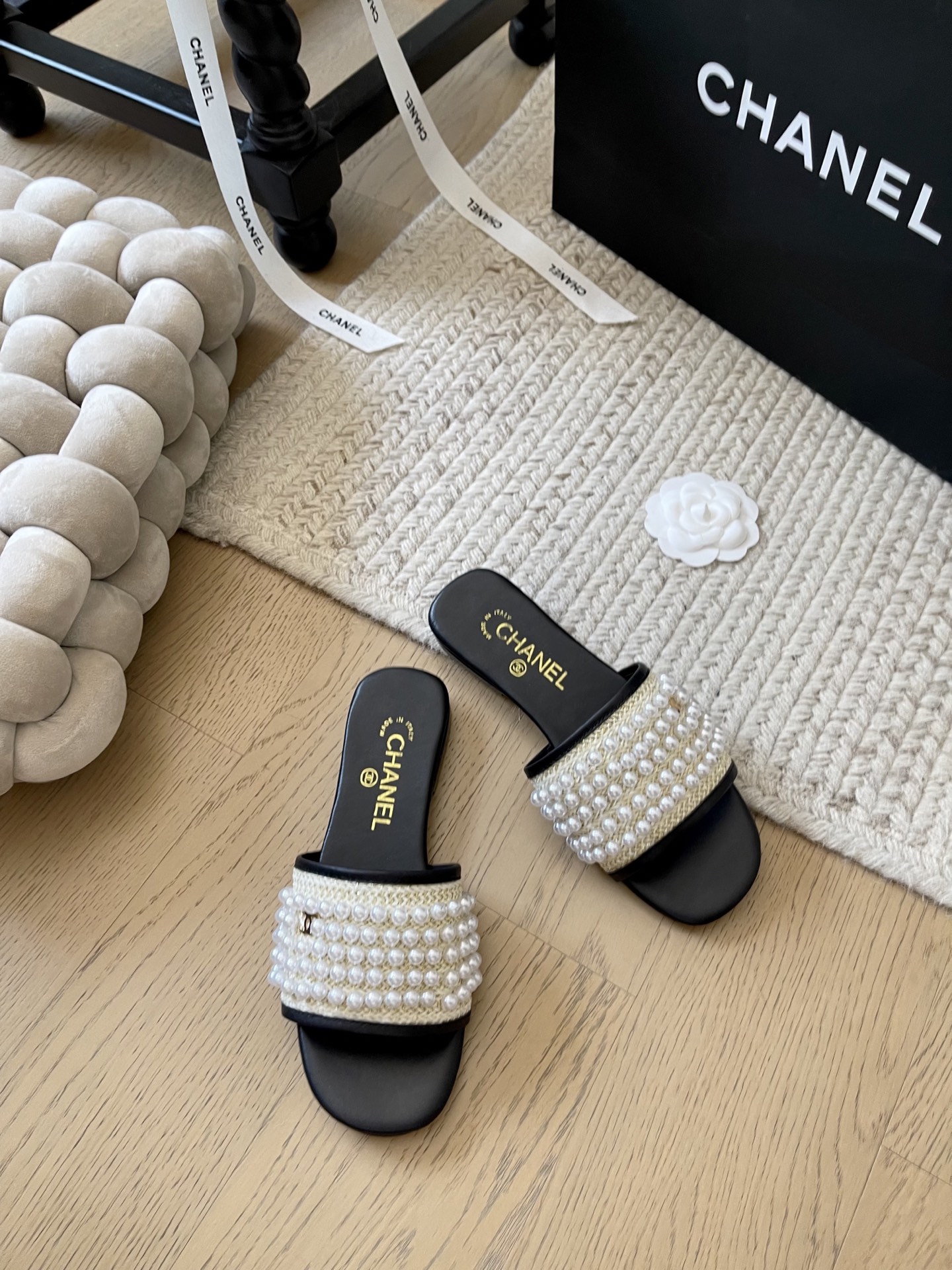 NO:238498,Chanel 25c early spring new pearl slippers!  Top version!  Classic series upper sheepskin inner sheepskin leather outsole size 34-41 Customized non-return or replacement, slippers, chanel, slippers, sheepskin, Leather soles19860909Chanel 25c早春新款珍珠拖鞋！ 顶级版本！经典系列 鞋面羊皮 内里羊皮 真皮大底 码数34-41 定制不退不换,拖鞋,chanel,slippers,sheepskin,Leather soles,Women's Shoes