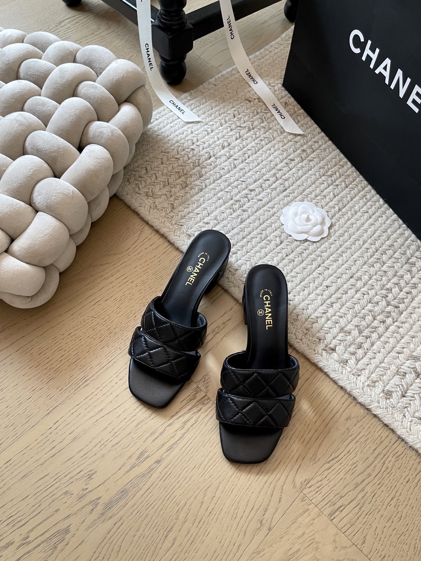 NO:238501,Chanel 25C early spring new thick heel slipper series!  Top version!  5cm thick sole design to increase height and make you look slim. Essential for spring and summer vacations. Upper sheepskin inner sheepskin original leather outsole size 34-41 Customized non-return or replacement, slippers, chanel, slippers, sheepskin, Leather soles19860909Chanel 25C早春新款粗跟拖鞋系列！ 顶级版本！5cm厚底设计增高显瘦 春夏度假必备款 鞋面羊皮 内里羊皮 原版真皮大底 码数34-41 定制不退不换,拖鞋,chanel,slippers,sheepskin,Leather soles,Women's Shoes