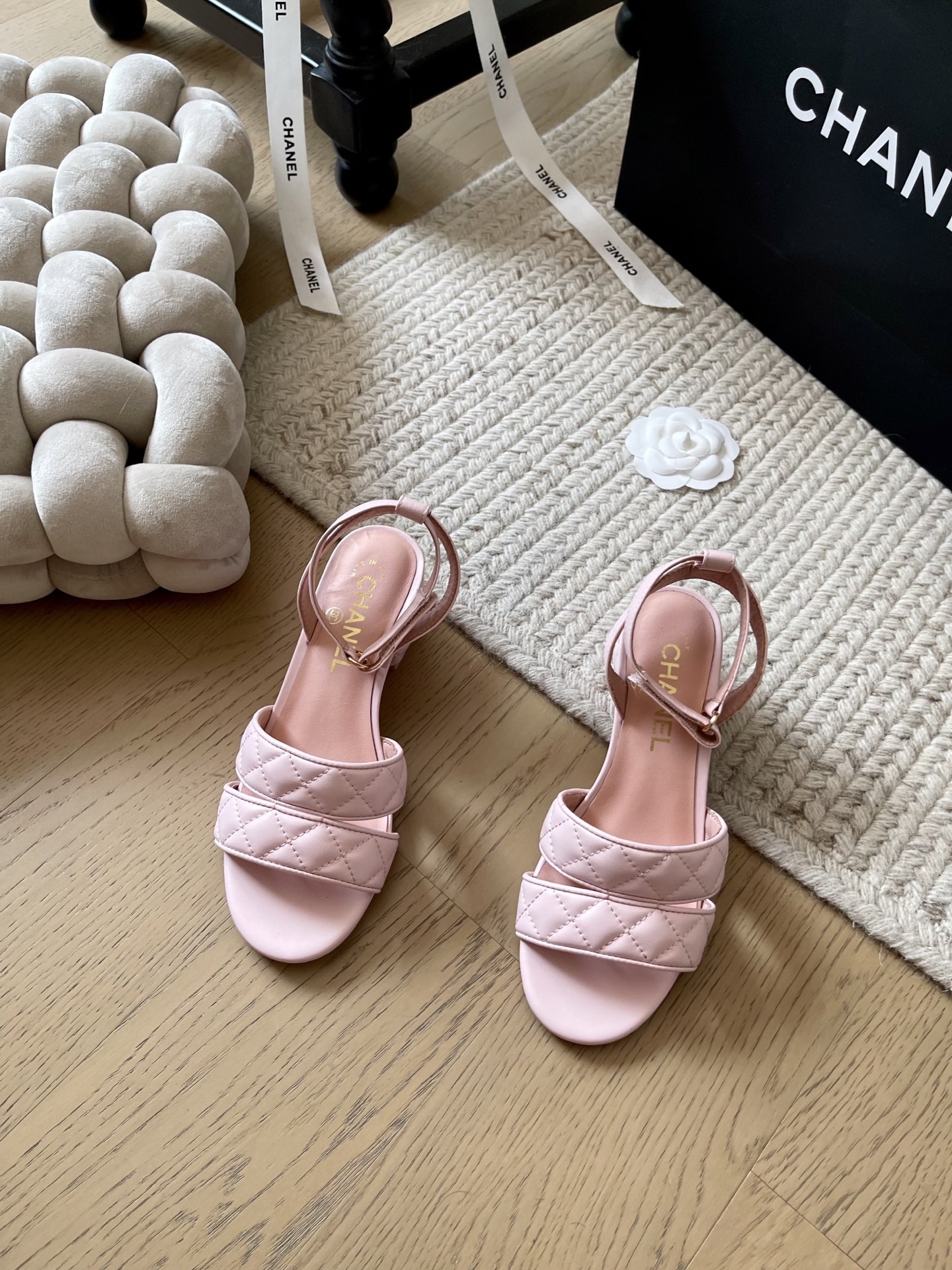 NO:238520,Chanel 25C early spring new thick heel sandals series!  Top version!  5cm thick sole design to increase height and make you look slim. Essential for spring and summer vacations. Upper sheepskin inner sheepskin original leather outsole size 34-41 Customized non-return or replacement, sandals, chanel, sandals, sheepskin, Leather soles19860909Chanel 25C早春新款粗跟凉鞋系列！ 顶级版本！5cm厚底设计增高显瘦 春夏度假必备款 鞋面羊皮 内里羊皮 原版真皮大底 码数34-41 定制不退不换,凉鞋,chanel,sandals,sheepskin,Leather soles,Women's Shoes