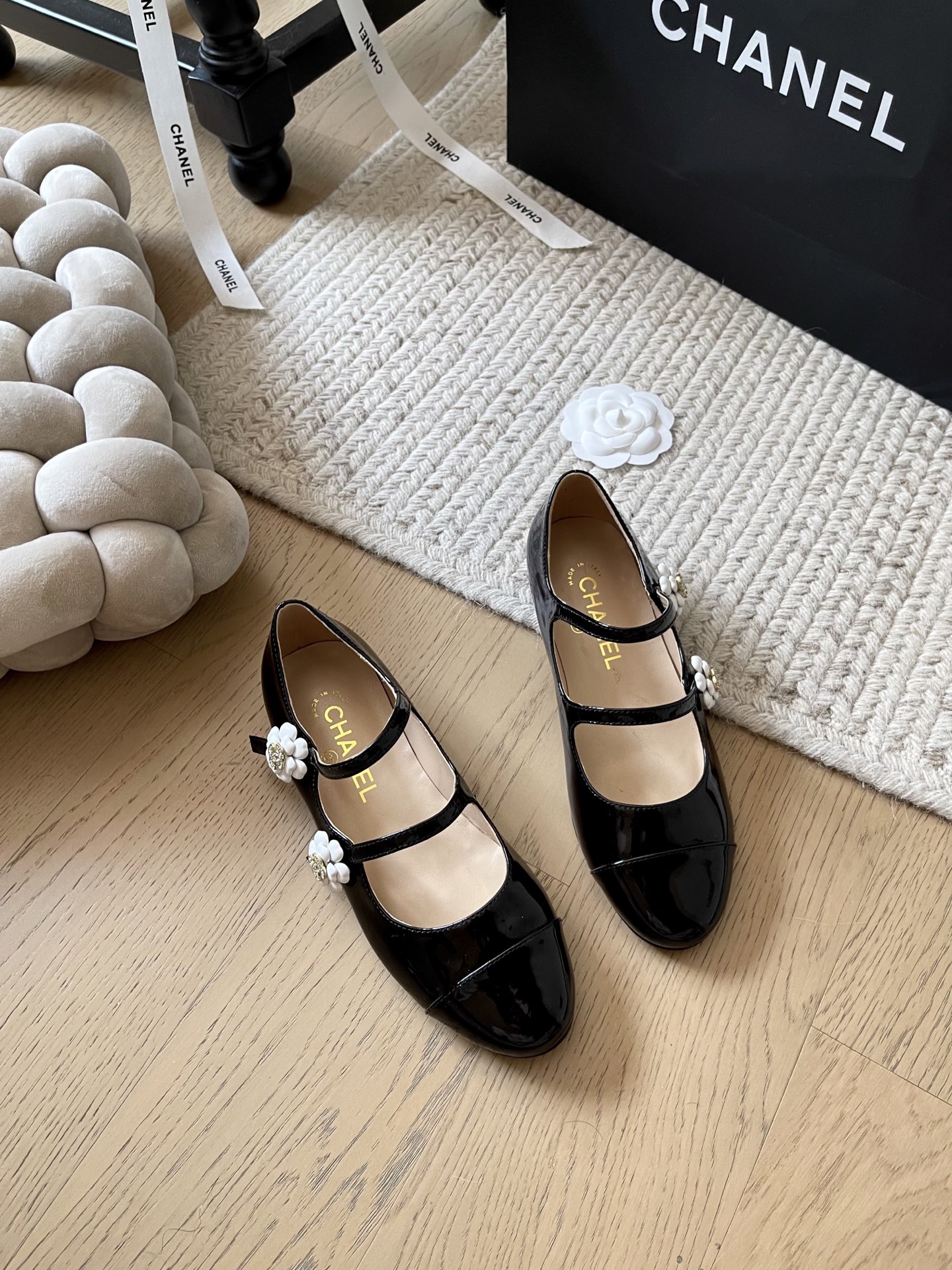 NO:238518,Chanel 25c early spring new Mary Jane rough heel series!  Top version!  Classic double C with camellia high-end and versatile, heel height 1.5cm, upper, patent leather, inner sheepskin, genuine leather outsole, size 34-41, customized, non-return, Mary Jane, chanel, mary jane, sheepskin, Leather soles19860909Chanel 25c早春新款玛丽珍粗跟系列！ 顶级版本！经典双C搭配山茶花高级又百搭 跟高1.5cm 鞋面牛漆皮 内里羊皮 真皮大底 码数34-41 定制不退换,玛丽珍,chanel,mary jane,sheepskin,Leather soles,Women's Shoes