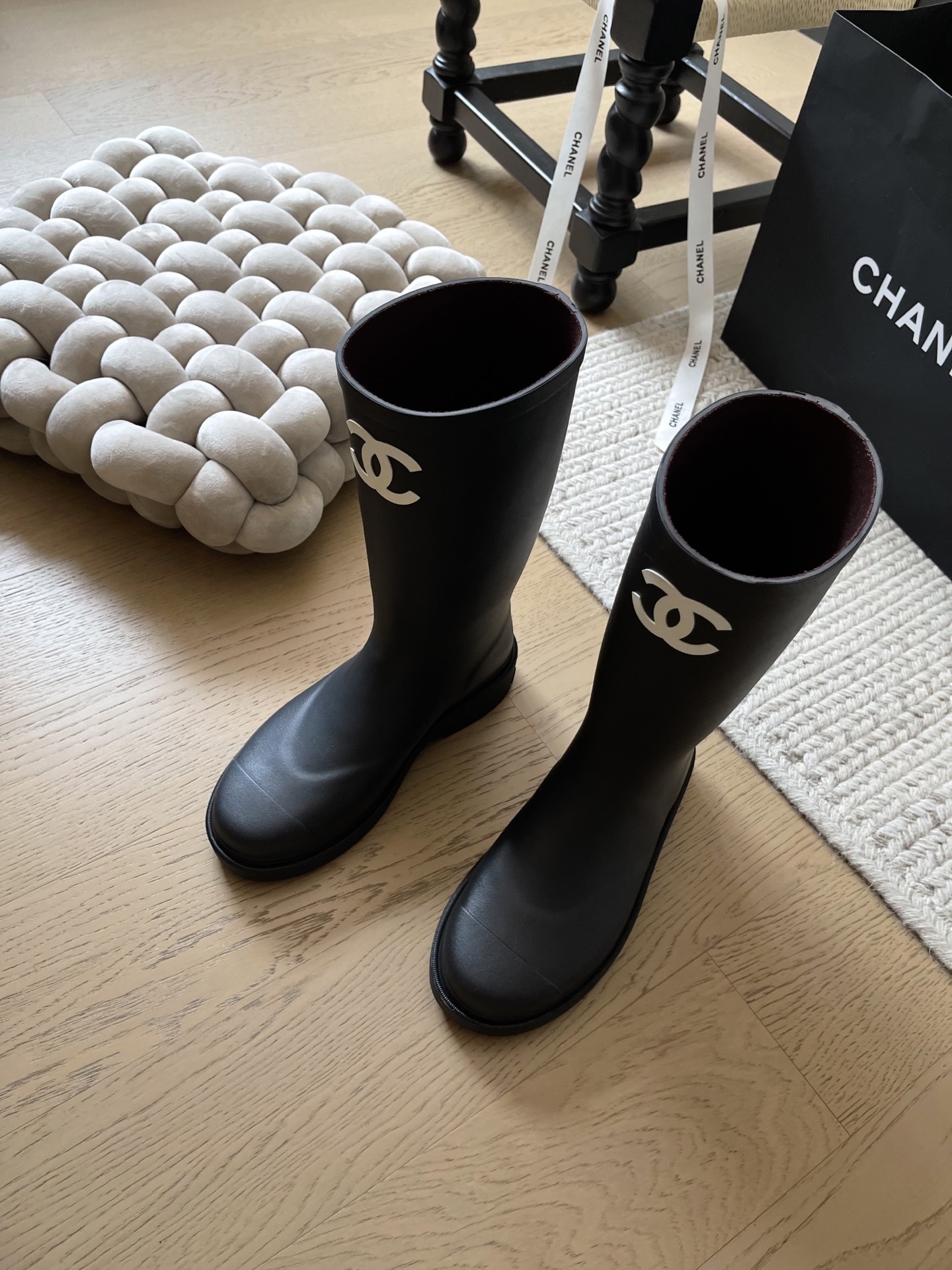 NO:238512,Chanel Seamless Top Edition Rain Boots!  Original Exclusive Abrasive 11 Original Opening Module Top Version!  Rubber material is different from market currency. Natural rubber accounts for 80. 