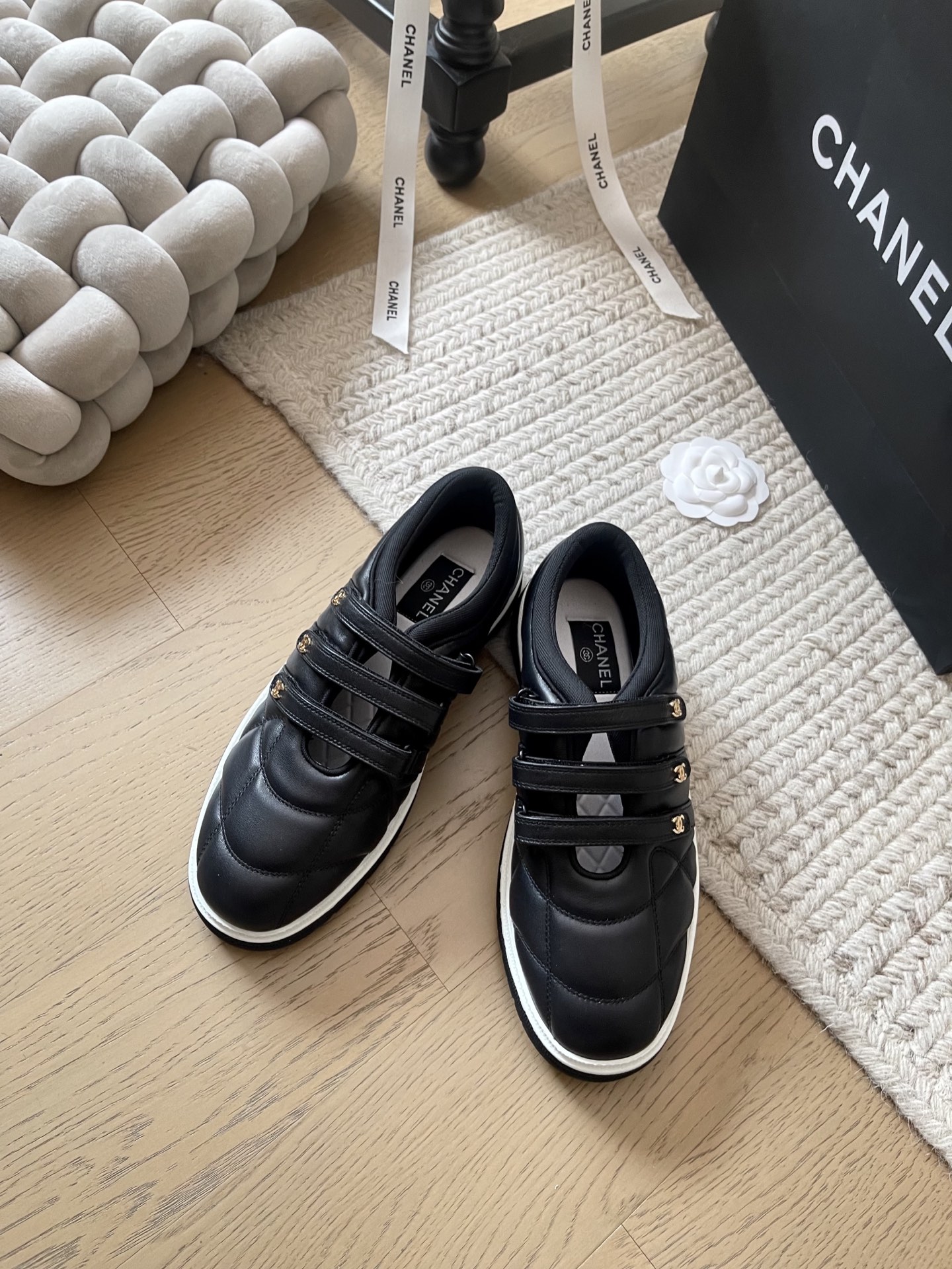 NO:229654,Chanel 25C early spring new casual sneakers series!  Top version!  All-match white shoes with huge layouts. The whole series shipments need to be seen. Calfskin upper, footbed sheepskin tpu non-slip sole. Size 34-41. Customized, no return or replacement, casual shoes/sports shoes, chanel, sneakers, cowhide, sheepskin19860909Chanel 25C早春新款休闲运动鞋系列！ 顶级版本！百搭款小白鞋巨多版面 全系列出货 要高货的看过来 鞋面小牛皮 垫脚羊皮 tpu防滑大底 码数34-41 定制不退不换,休闲鞋/运动鞋,chanel,sneakers,cowhide,sheepskin,Women's Shoes