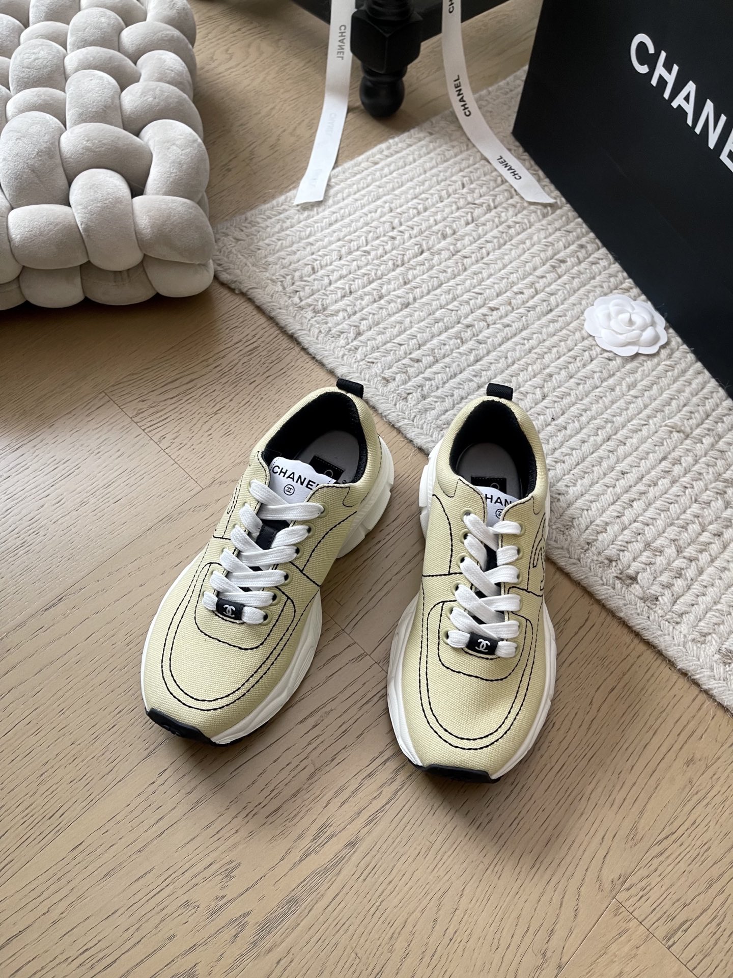 NO:229666,Chanel 25C early spring new casual sneakers series!  Top version!  All-match small white shoes with huge layouts. The whole series shipments need to be seen. Canvas footbed sheepskin tpu anti-slip sole. Size 34-41. Customized, no return or replacement, casual shoes/sports shoes, chanel, sneakers, sheepskin19860909Chanel 25C早春新款休闲运动鞋系列！ 顶级版本！百搭款小白鞋巨多版面 全系列出货 要高货的看过来 鞋面帆布垫脚羊皮 tpu防滑大底 码数34-41 定制不退不换,休闲鞋/运动鞋,chanel,sneakers,sheepskin,Women's Shoes