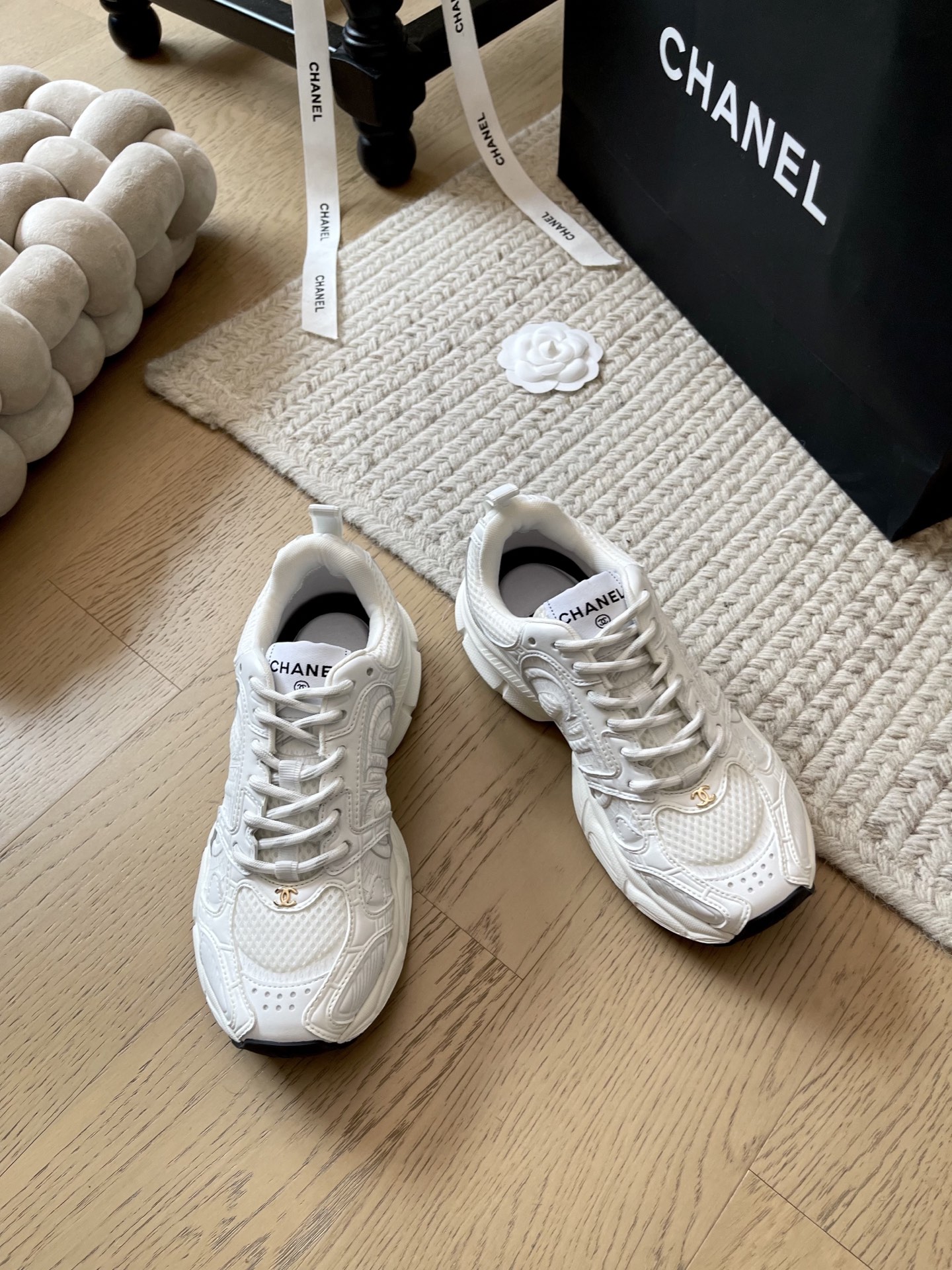 NO:229670,Chanel 25C early spring new casual sneakers series!  Top version!  All-match white shoes with huge layouts. The whole series shipments need to be seen. Cowhide upper, footbed sheepskin tpu anti-slip sole. Size 34-41. Customized, no return or replacement, casual shoes/sports shoes, chanel, sneakers, cowhide, sheepskin19860909Chanel 25C早春新款休闲运动鞋系列！ 顶级版本！百搭款小白鞋巨多版面 全系列出货 要高货的看过来 鞋面牛皮 垫脚羊皮 tpu防滑大底 码数34-41 定制不退不换,休闲鞋/运动鞋,chanel,sneakers,cowhide,sheepskin,Women's Shoes