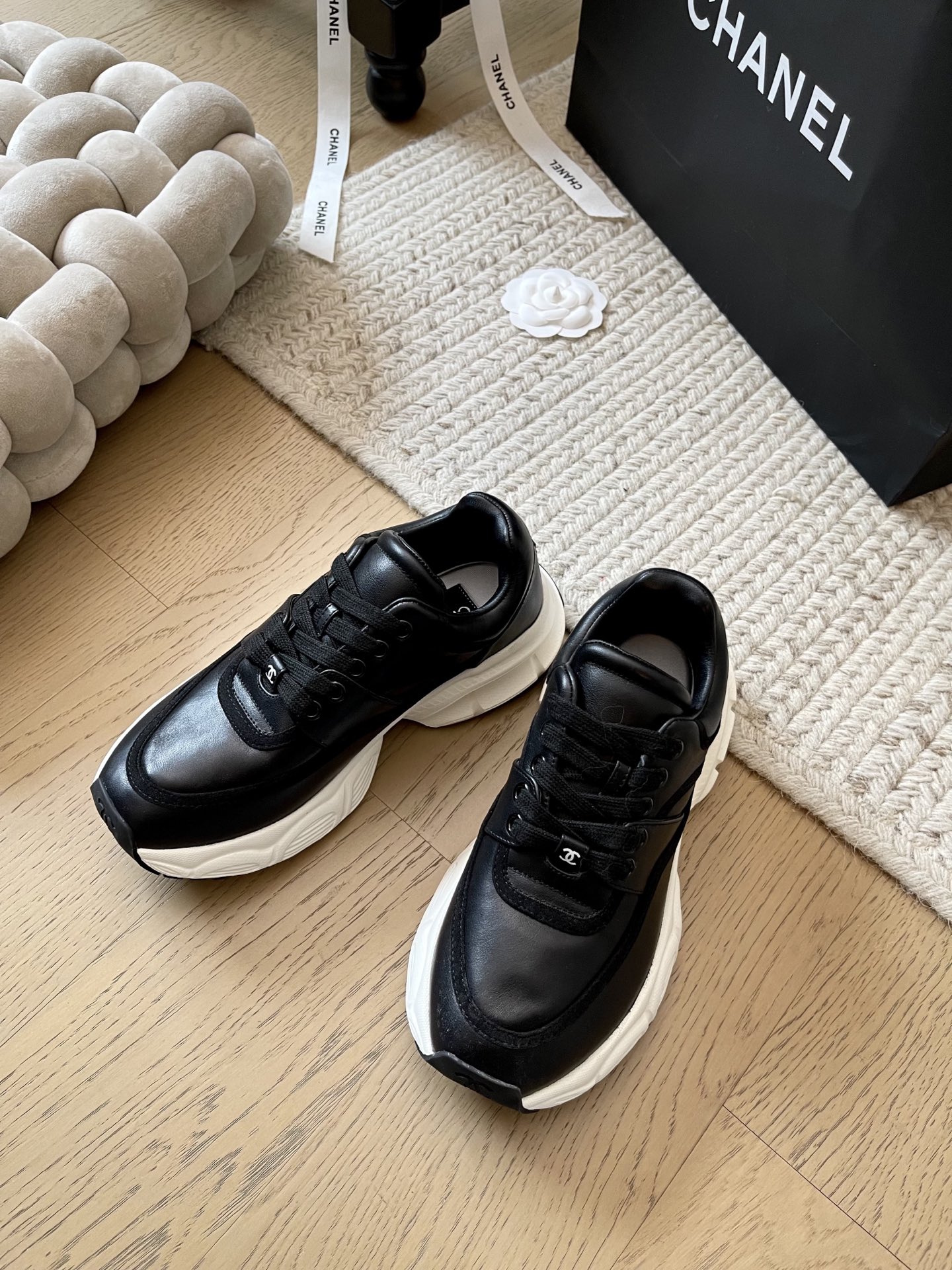 NO:229637,Chanel 25C early spring new casual sneakers series!  Top version!  All-match white shoes with huge layouts. The whole series shipments need to be seen. Cowhide upper, footbed sheepskin tpu anti-slip sole. Size 34-41. Customized, no return or replacement, casual shoes/sports shoes, chanel, sneakers, cowhide, sheepskin19860909Chanel 25C早春新款休闲运动鞋系列！ 顶级版本！百搭款小白鞋巨多版面 全系列出货 要高货的看过来 鞋面牛皮 垫脚羊皮 tpu防滑大底 码数34-41 定制不退不换,休闲鞋/运动鞋,chanel,sneakers,cowhide,sheepskin,Women's Shoes
