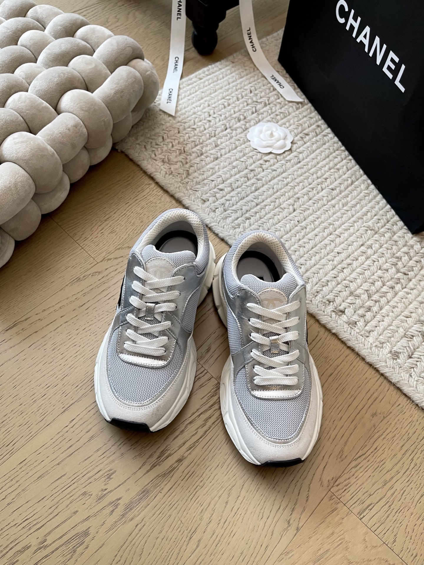 NO:229643,Chanel 25C early spring new casual sneakers series!  Top version!  All-match small white shoes with huge layouts. The whole series shipments need to be seen. Upper velvet cloth, footbed sheepskin tpu anti-slip sole. Size 34-41. Customized, no return or replacement, casual shoes/sports shoes, chanel, sneakers, sheepskin19860909Chanel 25C早春新款休闲运动鞋系列！ 顶级版本！百搭款小白鞋巨多版面 全系列出货 要高货的看过来 鞋面绒布 垫脚羊皮 tpu防滑大底 码数34-41 定制不退不换,休闲鞋/运动鞋,chanel,sneakers,sheepskin,Women's Shoes