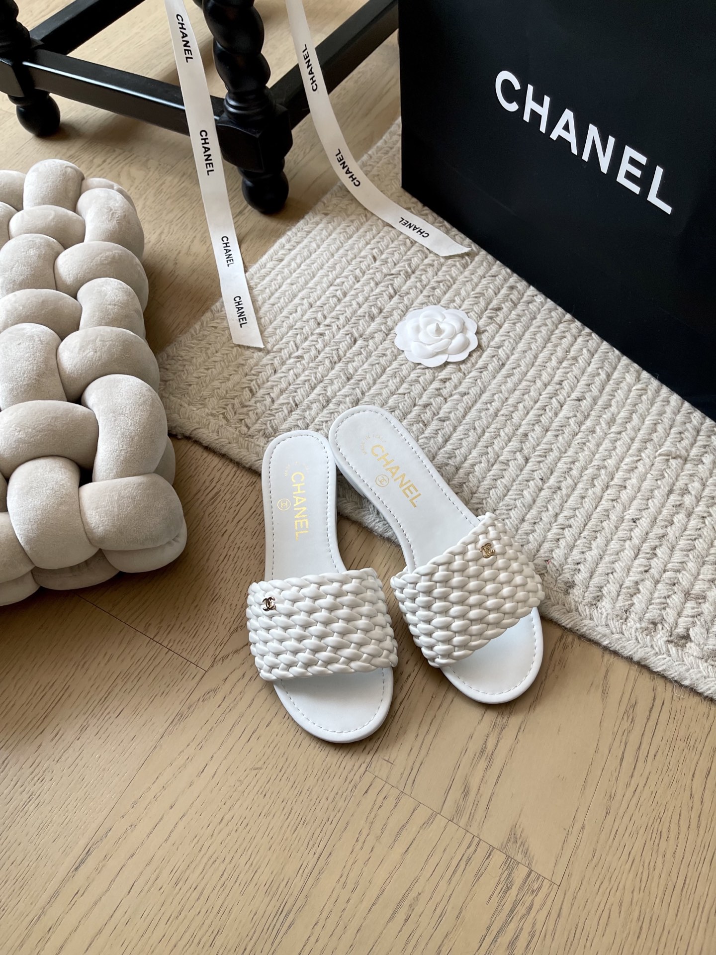 NO:257759,Chanel 25c early spring new woven flat slippers!  Top version!  First sale, braided cowhide, footbed sheepskin, genuine leather outsole, size 34-41, custom-made, no return or replacement, slippers, chanel, slippers, cowhide, sheepskin, Leather soles19860909Chanel 25c早春新款编织平底拖鞋！ 顶级版本！ 抢先发售 鞋面编织牛皮 垫脚羊皮 真皮大底 码数34-41 定制不退不换,拖鞋,chanel,slippers,cowhide,sheepskin,Leather soles,Women's Shoes