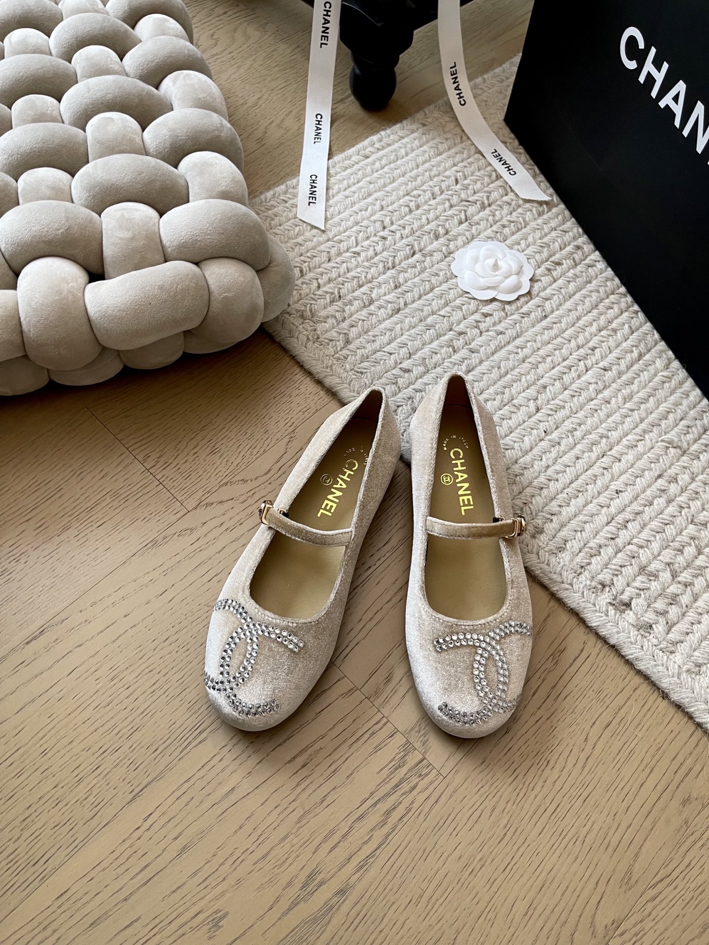 NO:257734,Chanel 25c early spring new Mary Jane single shoe series!  Top version!  The big logo looks very good, custom rhinestones are high-end and versatile, fabric velvet ironing diamonds, footbed sheepskin, genuine leather soles, size 34-41, customized, no return or replacement, ballet shoes, chanel, mary jane, sheepskin, Leather soles19860909Chanel 25c早春新款玛丽珍单鞋系列！ 顶级版本！抢先发售 大logo非常好看 定制水钻高级又百搭 面料天鹅绒烫钻 垫脚羊皮 真皮大底 码数34-41 定制不退不换,芭蕾舞鞋,chanel,mary jane,sheepskin,Leather soles,Women's Shoes