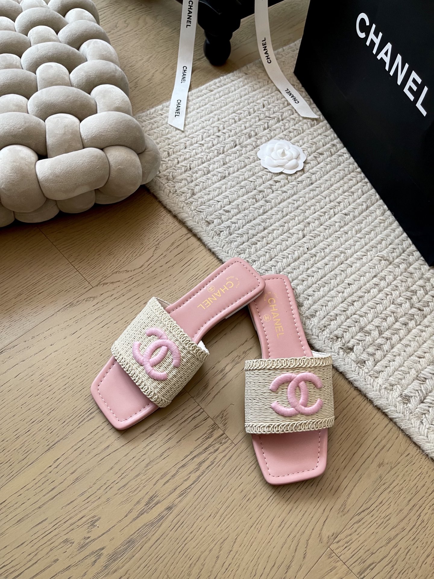 NO:257774,Chanel 25c early spring new knitted slipper series!  Top version!  Get ready for sale. Must-have for spring and summer vacations. Flat-sole design is comfortable and versatile. Upper knitted sheepskin. Floor-pad sheepskin. Genuine leather soles. Size 34-41. Customized without return or replacement. Slippers. Chanel, slippers, sheepskin, Leather soles.19860909Chanel 25c早春新款针织拖鞋系列！ 顶级版本！抢先发售 春夏度假必备款 平底设计舒适又百搭 鞋面针织羊皮 垫脚羊皮 真皮大底 码数34-41 定制不退不换,拖鞋,chanel,slippers,sheepskin,Leather soles,Women's Shoes