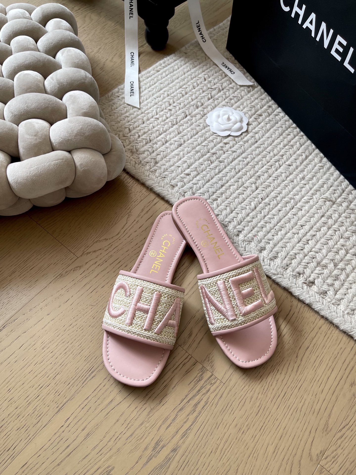 NO:257782,Chanel 25c early spring new slipper series!  Top version!  Get ready for sale Sheepskin woven face, inner sheepskin genuine leather outsole size 34-41 Customized non-return or replacement, slippers, chanel, slippers, sheepskin, Leather soles19860909Chanel 25c早春新款拖鞋系列！ 顶级版本！ 抢先发售 羊皮编织面 内里羊皮 真皮大底 码数34-41定制不退不换,拖鞋,chanel,slippers,sheepskin,Leather soles,Women's Shoes