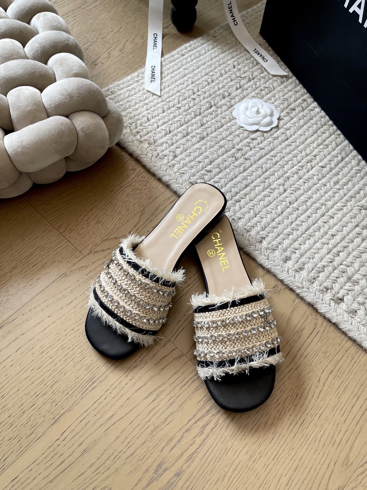 NO:257788,Chanel 25c early spring new slipper series!  Top version!  Get ready for sale Heavy Industry Series!  Essentials for spring and summer vacations, upper mesh/customized rhinestones, inner sheepskin, genuine leather outsole, size 34-41 Customized, no return or replacement, slippers, chanel, slippers, sheepskin, Leather soles19860909Chanel 25c早春新款拖鞋系列！ 顶级版本！抢先发售 重工系列！春夏度假必备款 鞋面网纱面/定制水钻 内里羊皮 真皮大底 码数34-41 定制不退不换,拖鞋,chanel,slippers,sheepskin,Leather soles,Women's Shoes