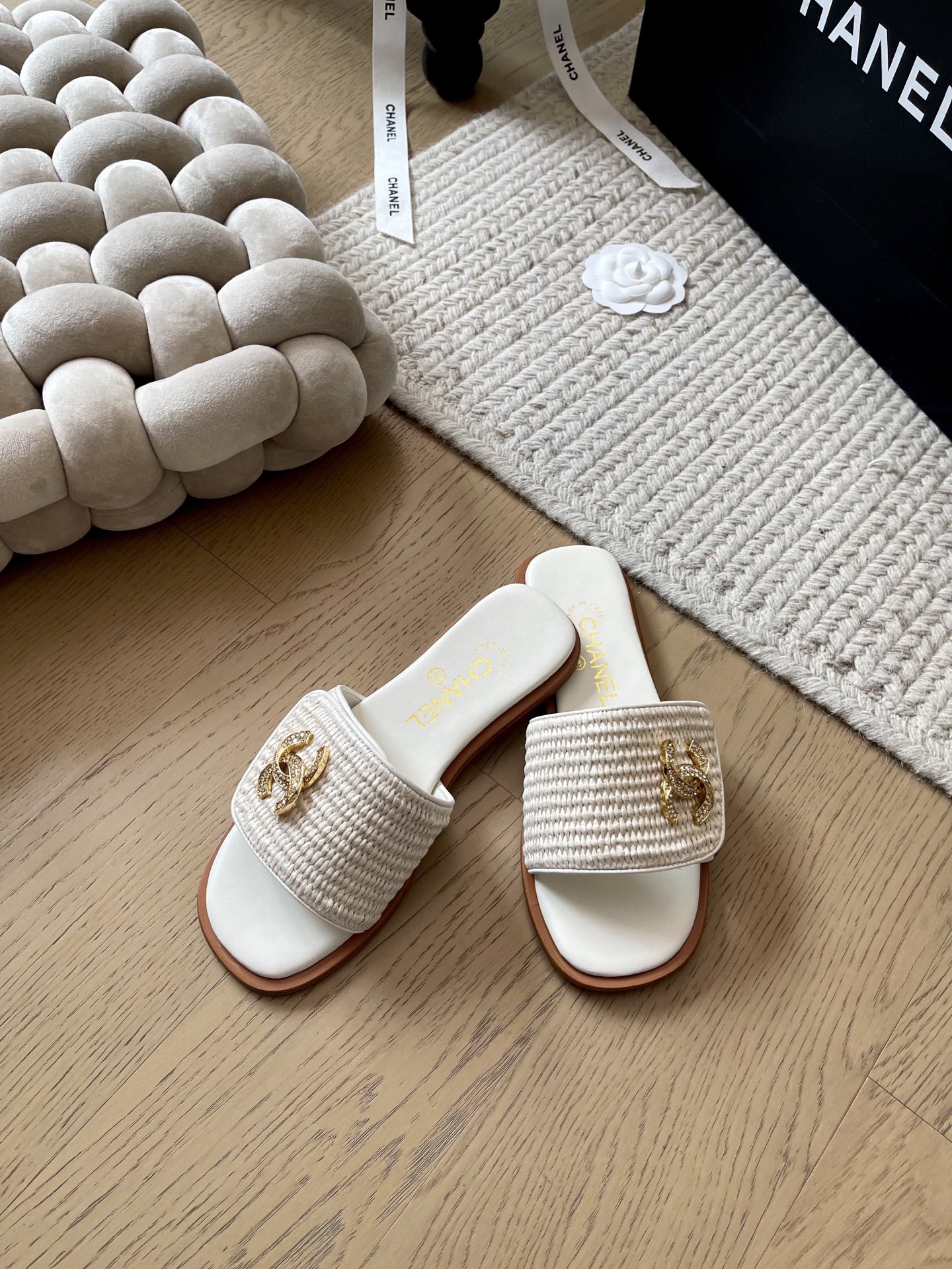 NO:257794,Chanel 25C early spring new slipper series!  Top version!  First release of spring, high-quality, heavy industry series, upper braided/customized original drill buckle, footbed sheepskin genuine leather sole, size 34-41, custom-made, no return or replacement, slippers, chanel, slippers, sheepskin19860909Chanel 25C早春新款拖鞋系列！ 顶级版本！抢先发售春 高版本高品质 重工系列 鞋面编织/定制原版钻扣 垫脚羊皮真皮底 码数34-41 定制不退不换,拖鞋,chanel,slippers,sheepskin,Women's Shoes