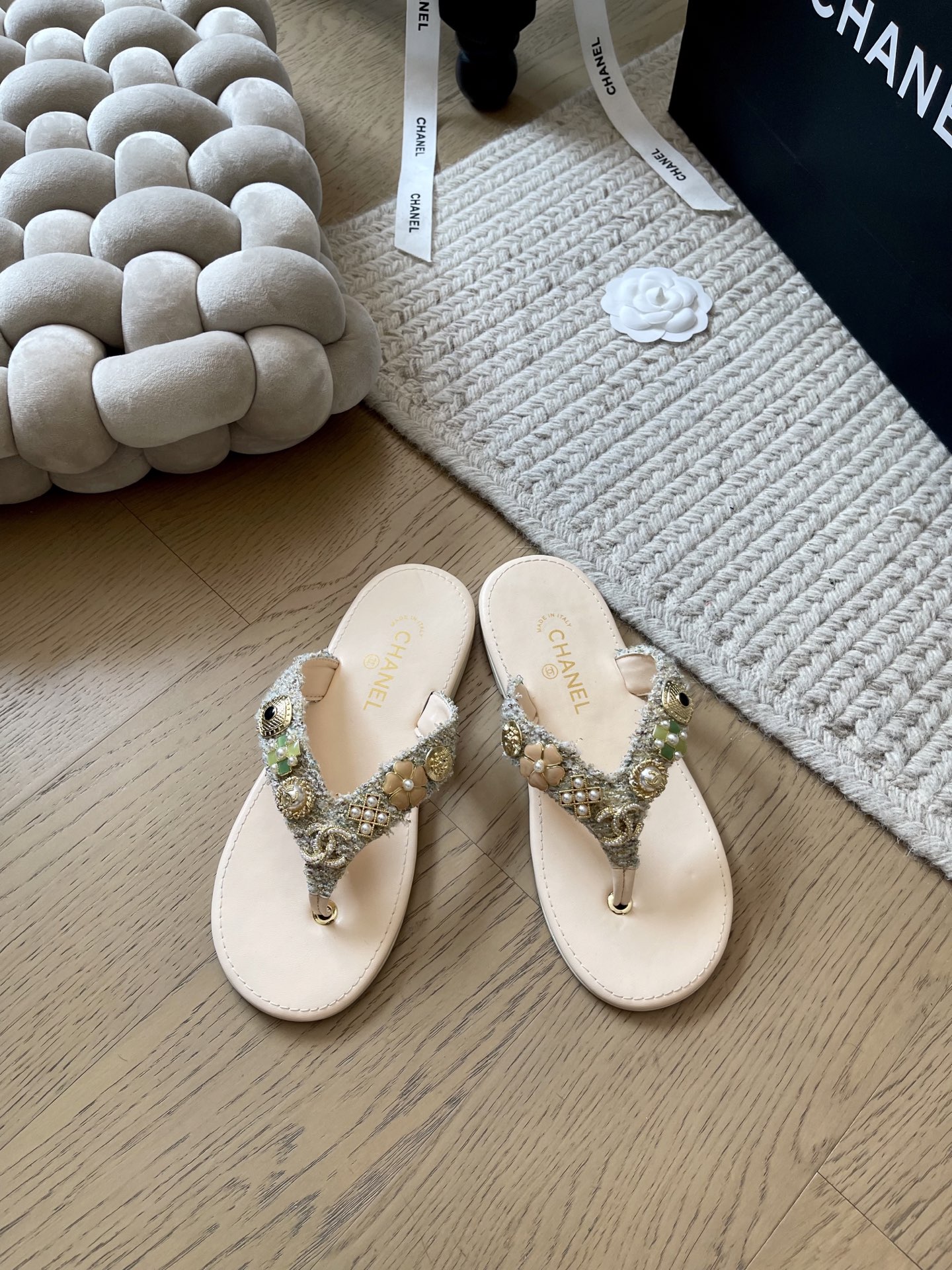 NO:257752,Chanel 25P early spring new flip flops!  Top version!  The most beautiful slippers this season ~ the hot series The upper is imported Nibu, the inner is lambskin, genuine leather sole, size 34-41 Customized non-return or exchange, split-toe shoes, chanel, slippers, sheepskin, Leather soles19860909Chanel 25P早春新款人字拖鞋！ 顶级版本！ 抢先发售 这一季最美拖鞋~爆款系列 鞋面采用进口妮布 内里是小羊皮 真皮大底 码数34-41 定制不退不换,分趾鞋,chanel,slippers,sheepskin,Leather soles,Women's Shoes