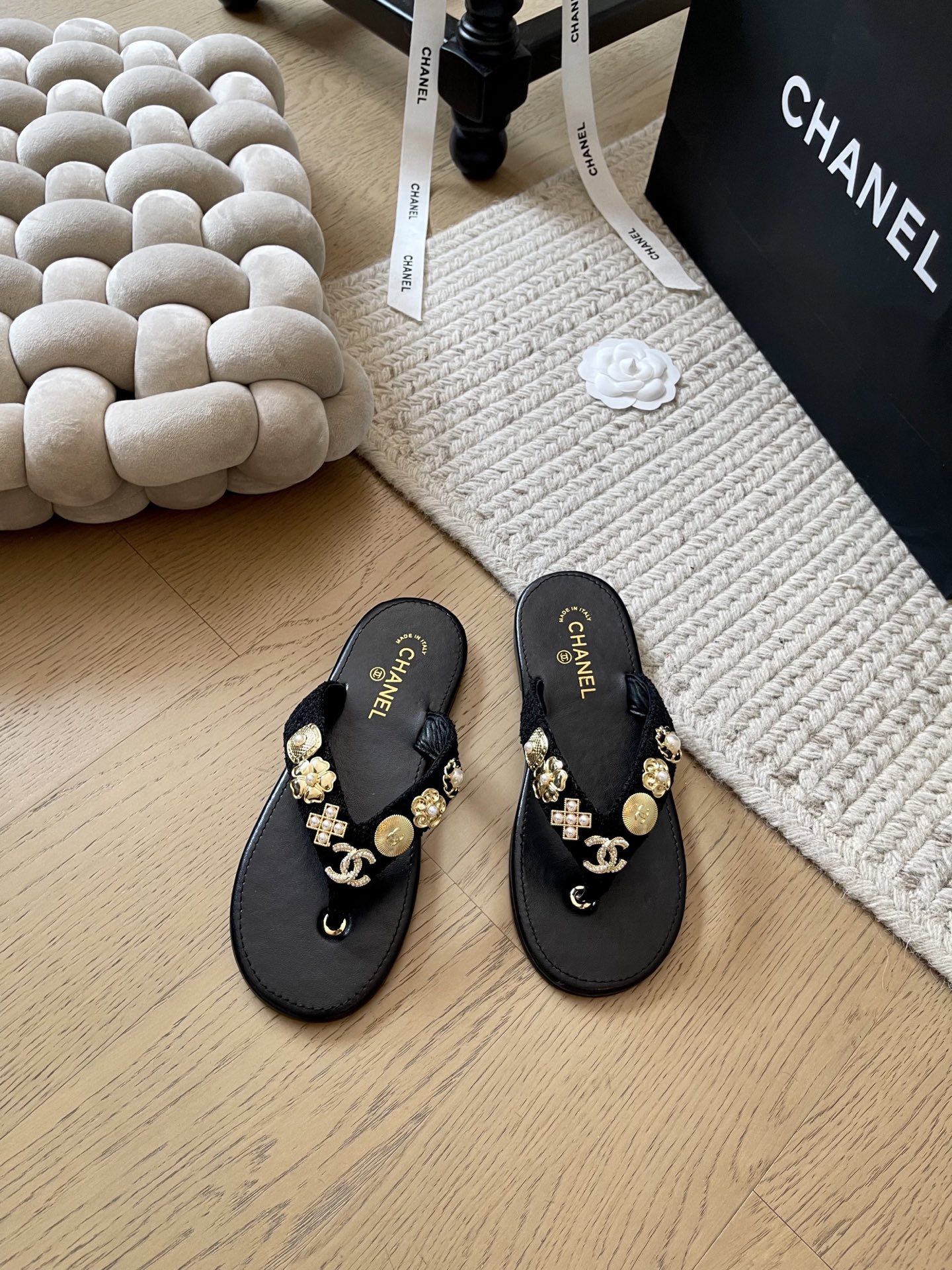 NO:257756,Chanel 25P early spring new flip flops!  Top version!  The most beautiful slippers this season ~ the hot series The upper is imported Nibu, the inner is lambskin, genuine leather sole, size 34-41 Customized non-return, split-toe shoes, chanel, slippers, sheepskin, Leather soles19860909Chanel 25P早春新款人字拖鞋！ 顶级版本！ 抢先发售 这一季最美拖鞋~爆款系列 鞋面采用进口妮布 内里是小羊皮 真皮大底 码数34-41 定制不退,分趾鞋,chanel,slippers,sheepskin,Leather soles,Women's Shoes