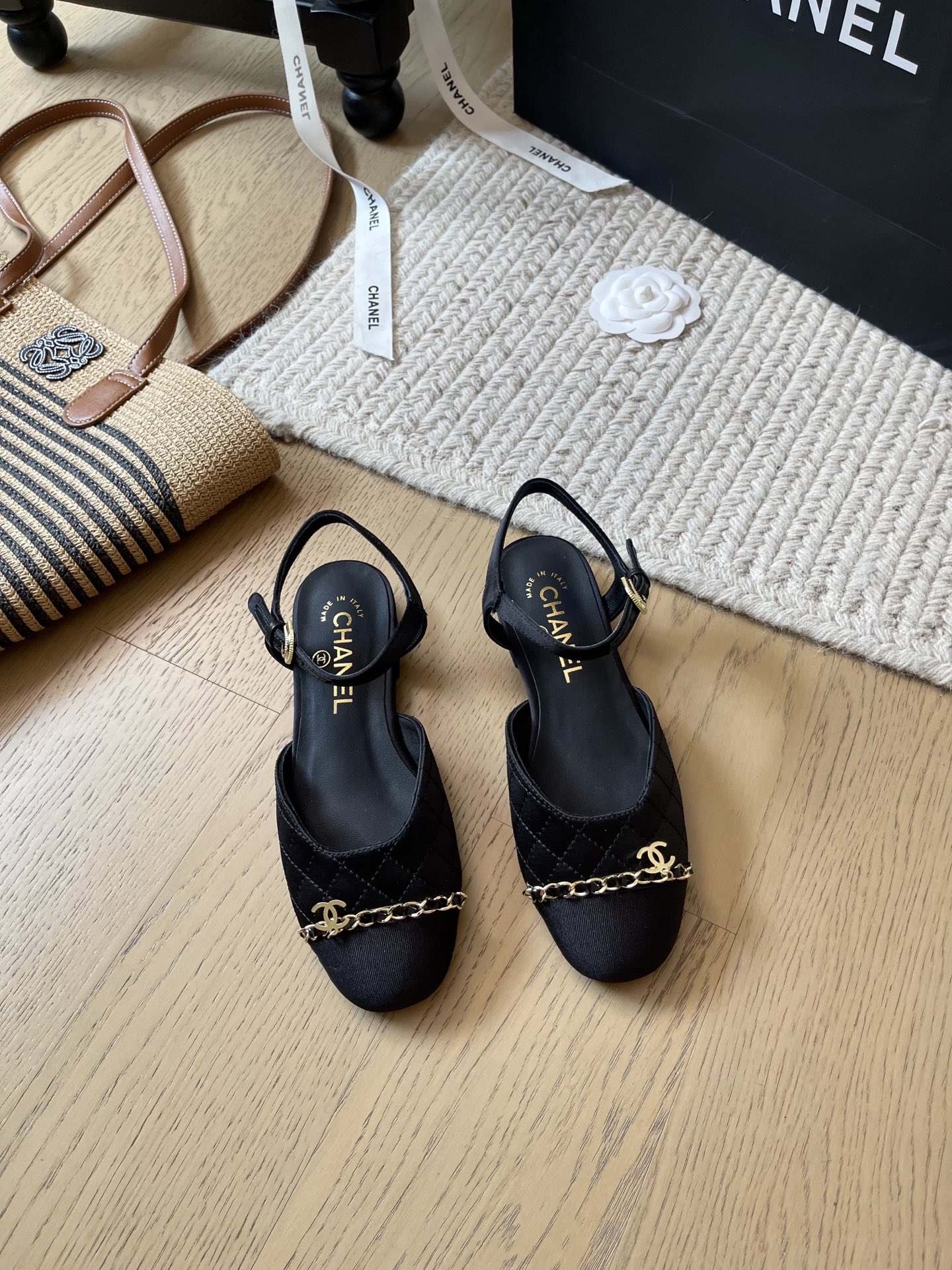 NO:257699,Chanel 25C early spring new handmade workshop shoes!  Top version!  If you want high-quality products, please contact me. Classic chain with original customized double C buckles. Upper sheepskin. Floor-up. Sheepskin. Genuine leather sole. Size 34-41. Customized without return or replacement. Sandals. Chanel, sandals, sheepskin.19860909Chanel 25C早春新款手工坊单鞋！ 顶级版本！ 抢先发售 要高货的找我 经典链条搭配原版定制双C扣 鞋面羊皮 垫脚羊皮 真皮底 码数34-41 定制不退不换,凉鞋,chanel,sandals,sheepskin,Women's Shoes