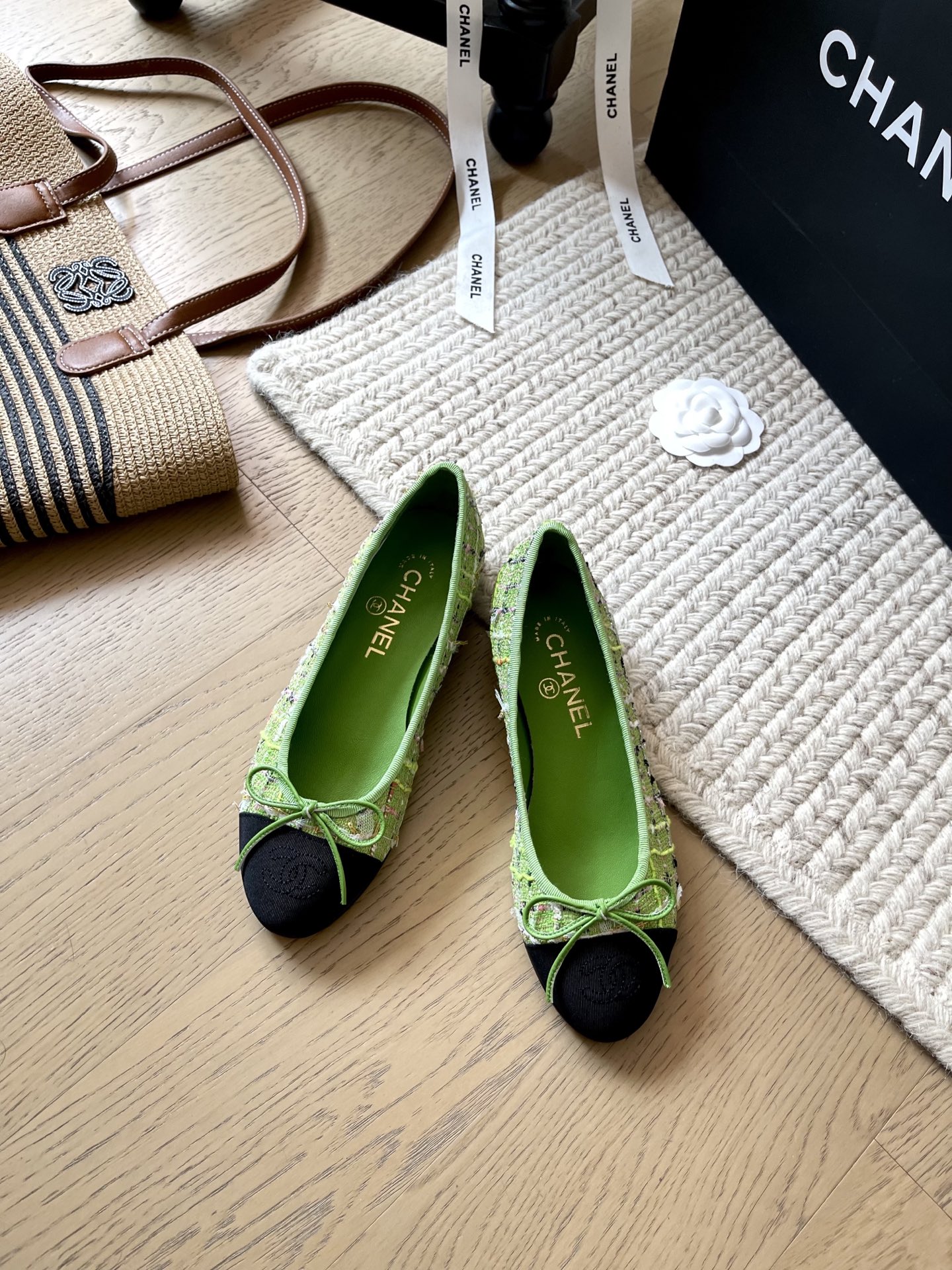 NO:257580,Chanel classic ballet shoes new color matching!  Top version!  New colors added. This shoe does not need to introduce the classics in the classics. The foot feels very comfortable. It is very suitable for daily commuting. Heel height 2.5cm. Suede/sheepskin. Foot-pad sheepskin. Genuine leather sole. Size 35-41. Customized without return or replacement. Ballet shoes, chanel, sheepskin.19860909Chanel 经典款芭蕾舞鞋新配色！ 顶级版本！新增的新色 这款鞋不用多介绍经典中的经典 脚感也很舒适 日常通勤都很适合 跟高2.5cm 鞋面绒面/羊皮 垫脚羊皮 真皮底 码数 35-41 定制不退不换,芭蕾舞鞋,chanel,sheepskin,Women's Shoes