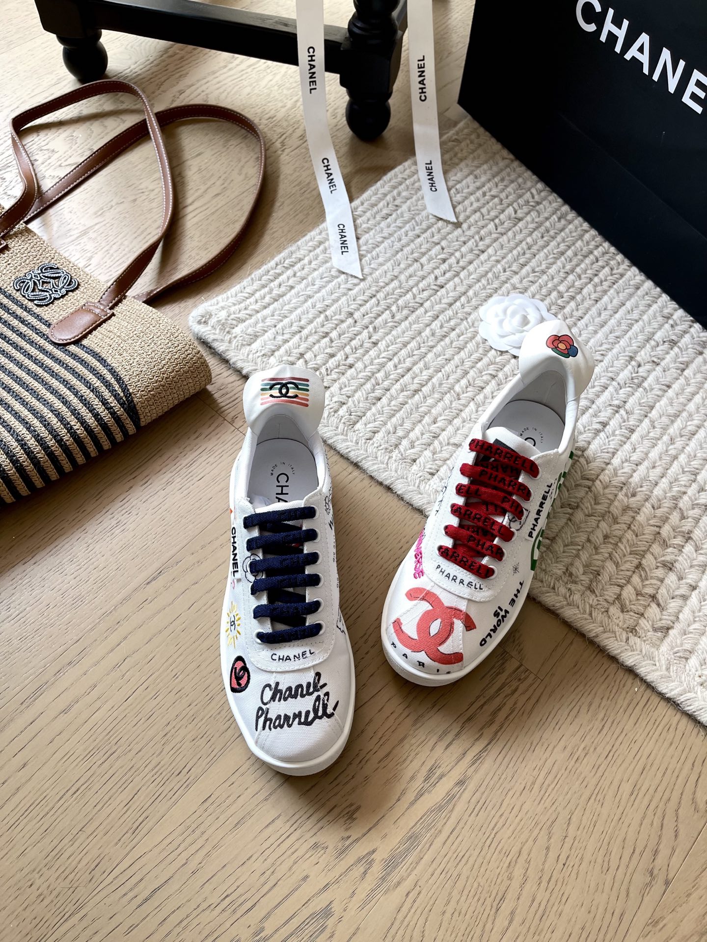 NO:257568,Chanel Feidong jointly builds classic graffiti white shoes!  Top version!  Classic never goes out of time. The graffiti style has always been very beautiful. Full of artistic colors. Upper fabric/sheepskin. Original non-slip sole of the foot padded sheepskin. Size 34-41. Customized without return or replacement. Casual shoes/sports shoes, chanel, sneakers, sheepskin19860909Chanel菲董联名经典涂鸦小白鞋！ 顶级版本！经典永不过时 涂鸦风格一直非常好看 艺术色彩满满 鞋面布面/羊皮 垫脚羊皮原版防滑大底 码数34-41 定制不退不换,休闲鞋/运动鞋,chanel,sneakers,sheepskin,Women's Shoes