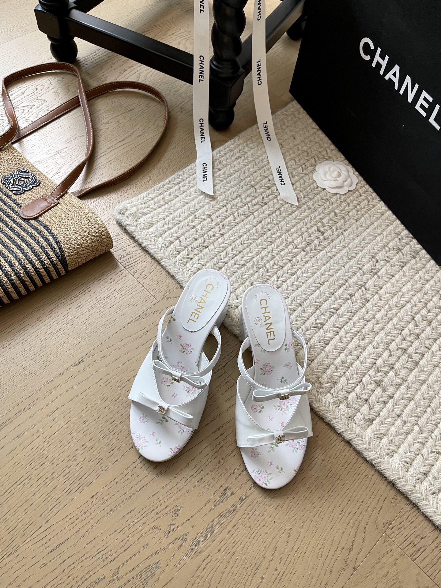 NO:416184,Chanel 25P new bow thick heel sandals!  Top version!  The small square heel increases height by 5cm in seconds, making it look slim and tall. Upper cowhide, inner sheepskin, genuine leather sole. Size 34-41. Customized, no return or replacement, high heels, chanel, sandals, high heels, slippers, cowhide, sheepskin, Leather soles19860909Chanel 25P新款蝴蝶结粗跟凉鞋！ 顶级版本！抢先发售 小方跟秒增高5cm 显瘦显高 鞋面牛皮 内里羊皮 真皮大底 码数34-41 定制不退不换,高跟鞋拖鞋,chanel,sandals,high heels,slippers,cowhide,sheepskin,Leather soles,Women's Shoes