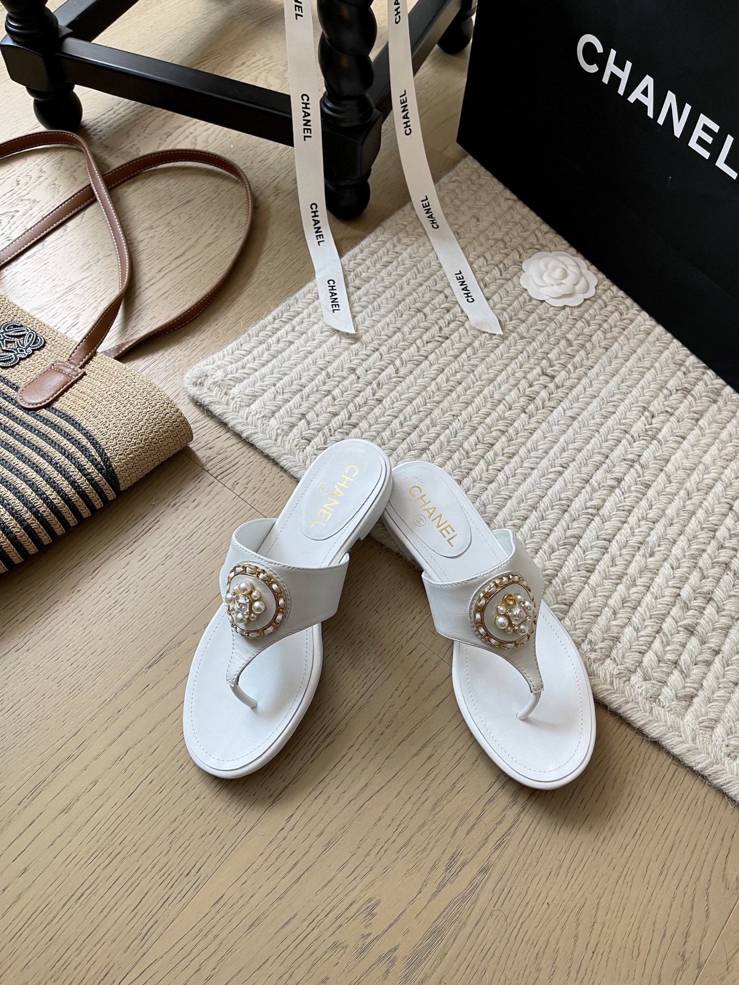 NO:416175,Chanel 25P new flip flops!  Top version!  First sale, upper imported from Italy, original custom 11 buckle, sheepskin footbed, genuine leather outsole, size 34-41, custom-made, no return or replacement, split-toe shoes, chanel, slippers, sheepskin, Leather soles19860909Chanel 25P新款人字拖鞋！ 顶级版本！抢先发售 鞋面意大利进口小羊皮 原版定制11饰扣 羊皮垫脚 真皮大底 码数34-41 定制不退不换,分趾鞋,chanel,slippers,sheepskin,Leather soles,Women's Shoes