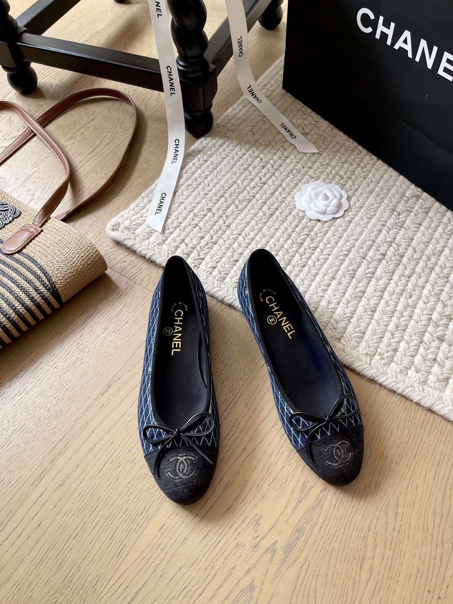 NO:416144,Chanel classic ballet shoes new color matching!  Top version!  New colors added. This shoe does not need to introduce the classics in the classics. The foot feels very comfortable. It is very suitable for daily commuting. Heel height 2.5cm. Upper. Denim. Foot-pad sheepskin. Genuine leather sole. Size 35-41. Customized without return or replacement. Ballet shoes, chanel, sheepskin.19860909Chanel 经典款芭蕾舞鞋新配色！ 顶级版本！新增的新色 这款鞋不用多介绍经典中的经典 脚感也很舒适 日常通勤都很适合 跟高2.5cm 鞋面牛仔布 垫脚羊皮 真皮底 码数 35-41 定制不退不换,芭蕾舞鞋,chanel,sheepskin,Women's Shoes