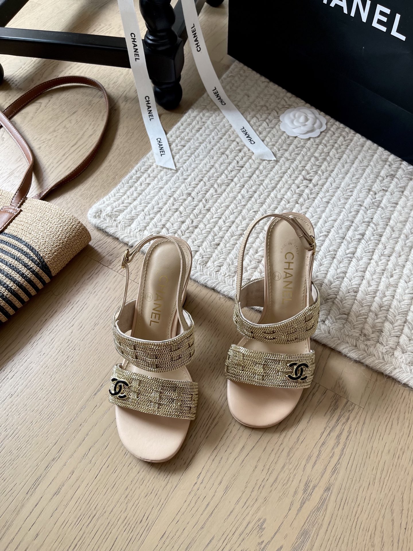 NO:416167,Chanel 25P spring and summer new heavy industrial sandals series!  Top version!  Heavy industry model, original custom chain of upper, customized double C buckle, footbed sheepskin, genuine leather outsole, heel height 9/4cm, size 34-41, customized, no return or replacement, high heels, chanel, sandals, high heels, sheepskin, Leather soles19860909Chanel 25P春夏新款重工凉鞋系列！ 顶级版本！重工款 鞋面原版定制链条 定制双C扣 垫脚羊皮 真皮大底 跟高9/4cm 码数34-41 定制不退不换,高跟鞋凉鞋,chanel,sandals,high heels,sheepskin,Leather soles,Women's Shoes