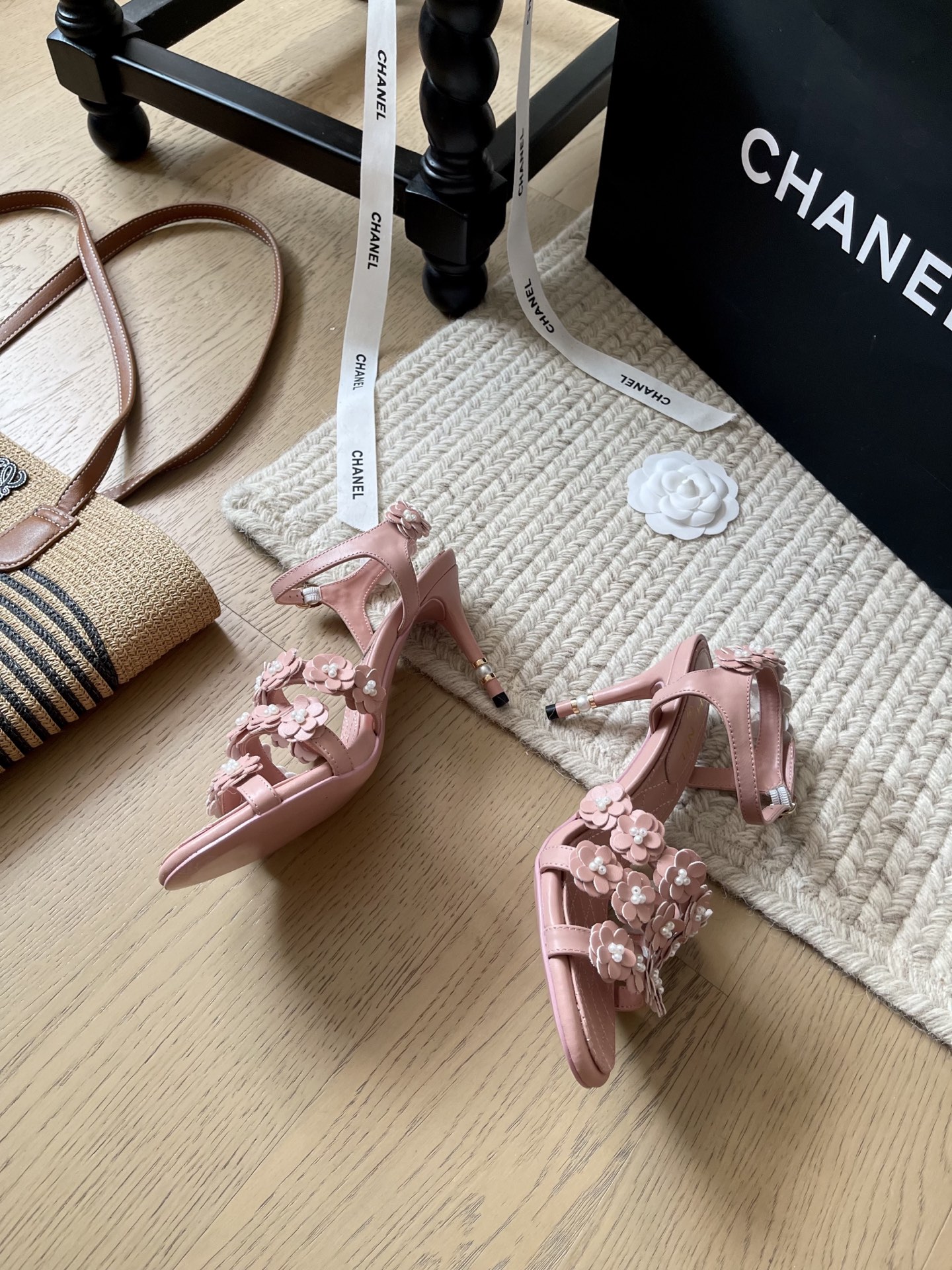 NO:247871,Chanel 25C early spring new flower high heels!  Top version!  The most beautiful series of the quarter is released. The original custom material of the upper, the footbed sheepskin, genuine leather sole, size 34-41 Customized, no return or replacement, sandals, chanel, sandals, high heels, sheepskin, Leather soles19860909Chanel 25C早春新款花朵高跟鞋！ 顶级版本！抢先发售 季度最美系列又出新款啦 鞋面原版定制材料 垫脚羊皮 真皮大底 码数34-41 定制不退不换,凉鞋,chanel,sandals,high heels,sheepskin,Leather soles,Women's Shoes