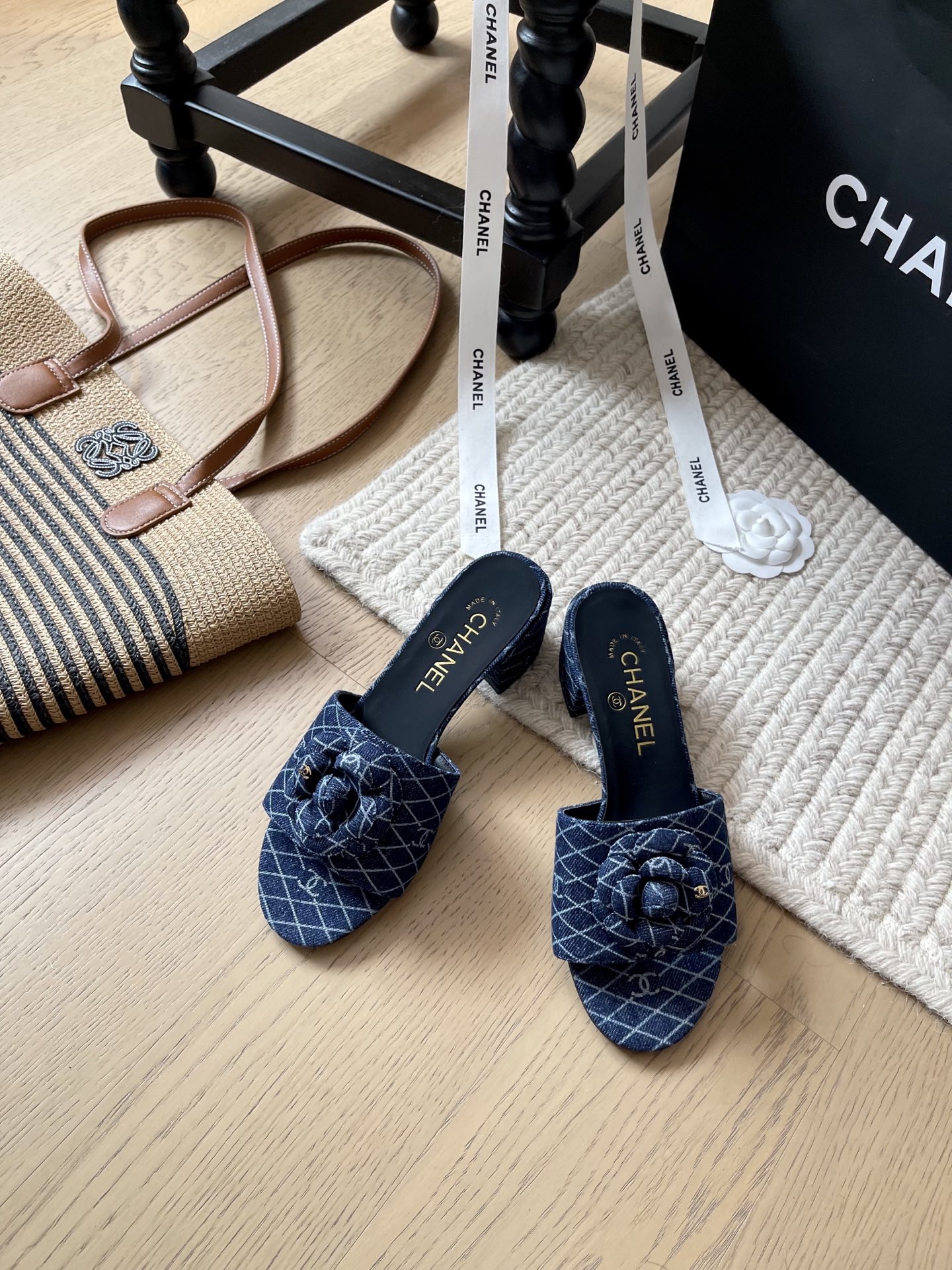 NO:247867,Chanel 25P spring and summer new camellia slipper series!  Top version!  The classic camellia is beautiful and versatile. Upper calfskin, inner cotton sheepskin imported cowhide, heel height 1.5cm/5.5cm. Size 34-41. Customized, no return or replacement, slippers, chanel, slippers, cowhide, sheepskin19860909Chanel 25P春夏新款山茶花拖鞋系列！ 顶级版本！抢先发售 经典山茶花好看又百搭 鞋面小牛皮 内里棉羊皮 进口牛皮大底 跟高1.5cm/5.5cm 码数34-41 定制不退不换,拖鞋,chanel,slippers,cowhide,sheepskin,Women's Shoes