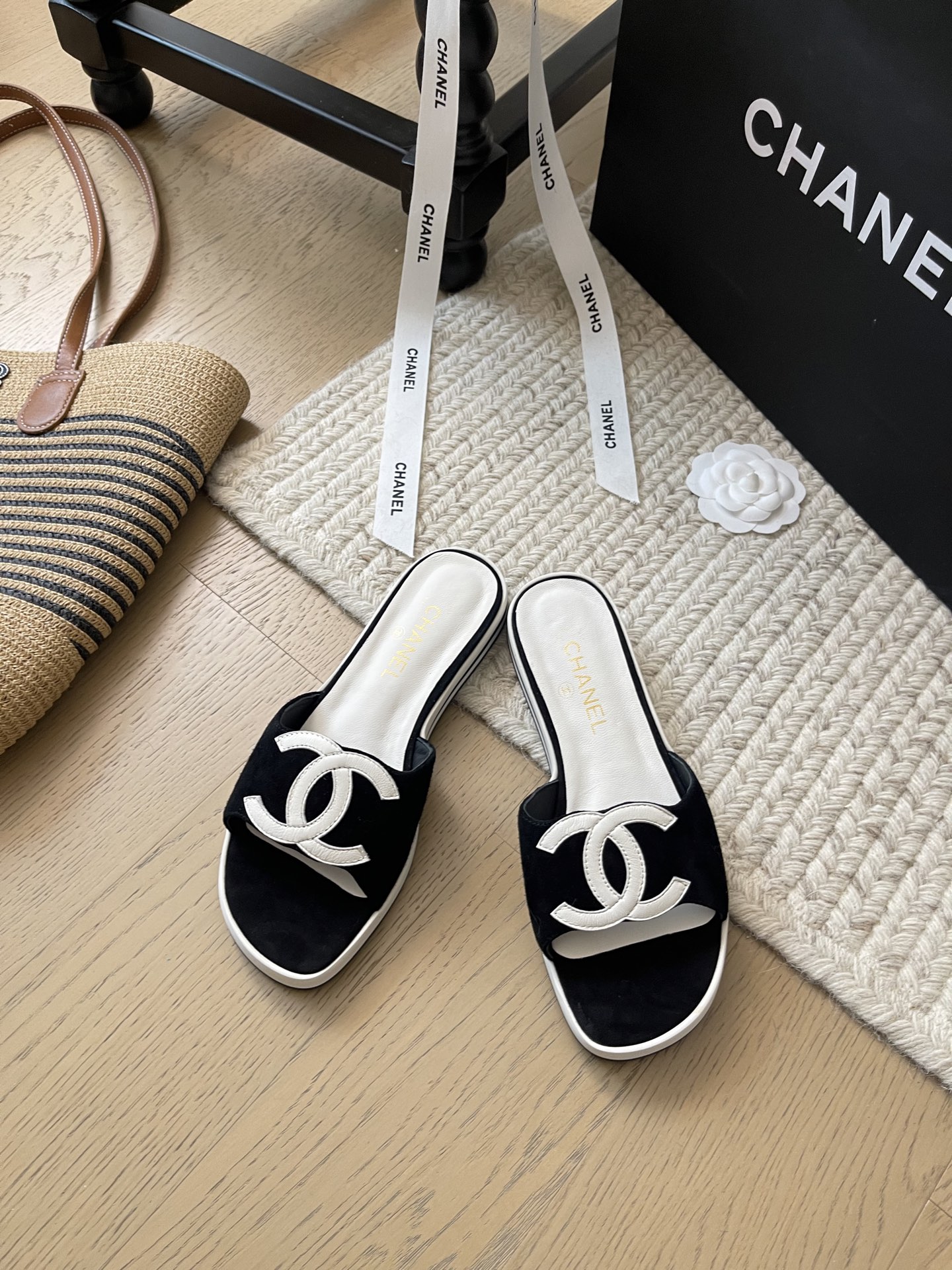 NO:255200,Chanel 25c early spring new flat slippers!  Top version!  First sale suede upper, footbed sheepskin, foam rubber sole, size 34-41 Customized, no return or replacement, slippers, chanel, slippers, sheepskin, chamois leather19860909Chanel 25c早春新款平底拖鞋！ 顶级版本！抢先发售 鞋面麂皮绒 垫脚羊皮 发泡橡胶底 码数34-41 定制不退不换,拖鞋,chanel,slippers,sheepskin,chamois leather,Women's Shoes