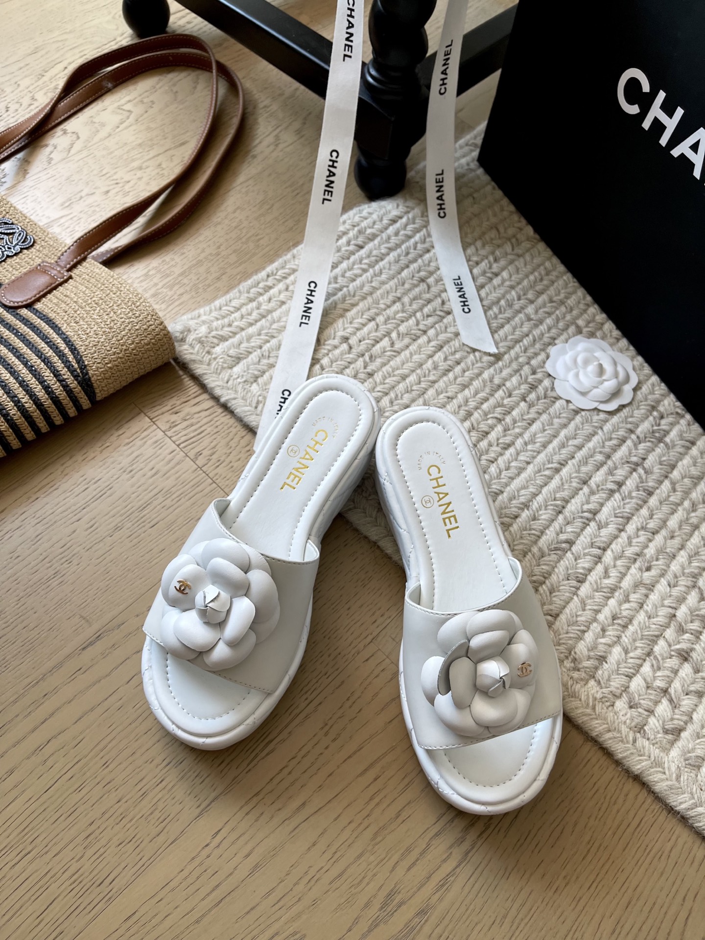 NO:255229,Chanel 25c early spring new thick-soled camellia slippers!  Top version!  First sale, upper fabric/sheel leather outsole, heel height 6cm, size 35-40, customized, no return or replacement, slippers, chanel, slippers, sheepskin, Leather soles19860909Chanel 25c早春新款厚底山茶花拖鞋！ 顶级版本！抢先发售 鞋面布面/羊皮 真皮大底 跟高6cm 码数35-40 定制不退不换,拖鞋,chanel,slippers,sheepskin,Leather soles,Women's Shoes