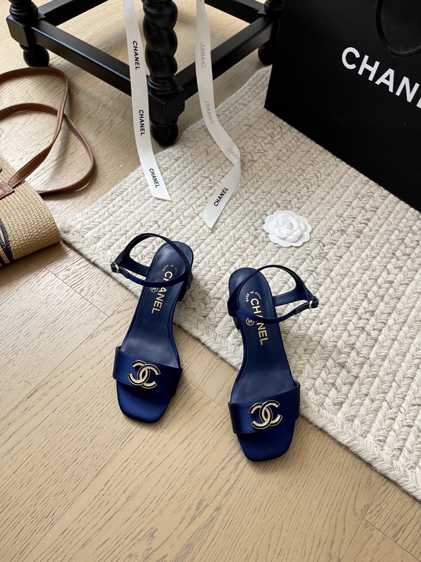 NO:255198,Chanel 25K Early Spring New Mary Jane New Sandals!  Top version!  Sale of the upper silk, inner sheepskin, genuine leather outsole, heel height 4cm, size 35-40, customized, no return or replacement, sandals, chanel, sandals, mary jane, sheepskin, silk fabric, Leather soles19860909Chanel 25K早春新款玛丽珍新款凉鞋！ 顶级版本！抢先发售 鞋面绸缎 内里羊皮 真皮大底 跟高4cm 码数35-40 定制不退不换,凉鞋,chanel,sandals,mary jane,sheepskin,silk fabric,Leather soles,Women's Shoes