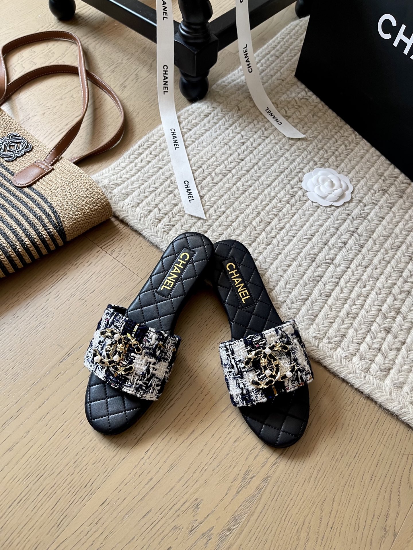 NO:255186,Chanel 25k early spring new double C flat slippers!  Top version!  First sale, original custom fabric of upper, footbed sheepskin, genuine leather outsole, size 35-40, custom, no return or replacement, slippers, chanel, slippers, sheepskin, Leather soles19860909Chanel 25k早春新款双c平底拖鞋！ 顶级版本！抢先发售 鞋面原版定制面料 垫脚羊皮 真皮大底 码数35-40 定制不退不换,拖鞋,chanel,slippers,sheepskin,Leather soles,Women's Shoes